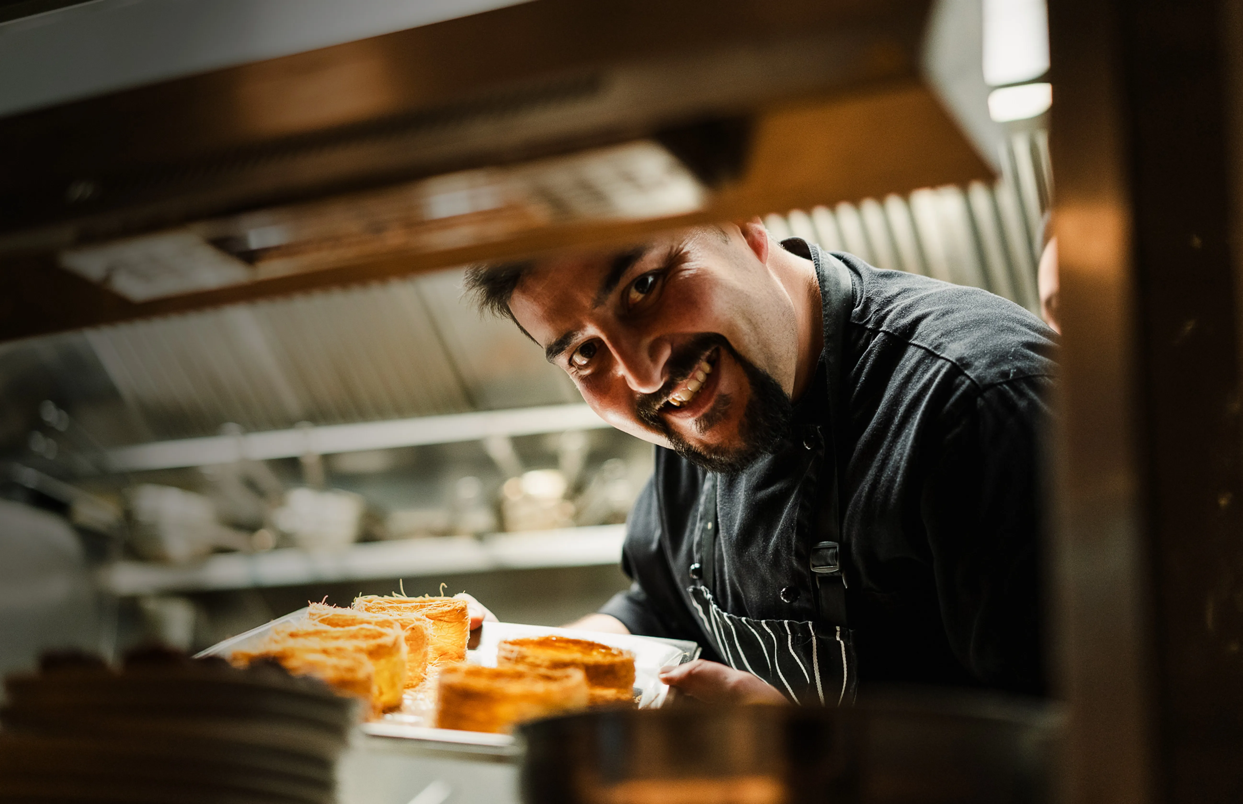 Freundliches Mangal Team Mitglied aus der Küche