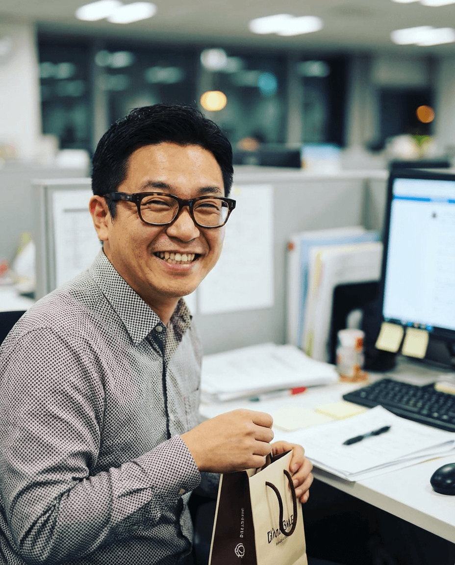 Men wearing grey shirt, happy with sales rep from WTFox.ai