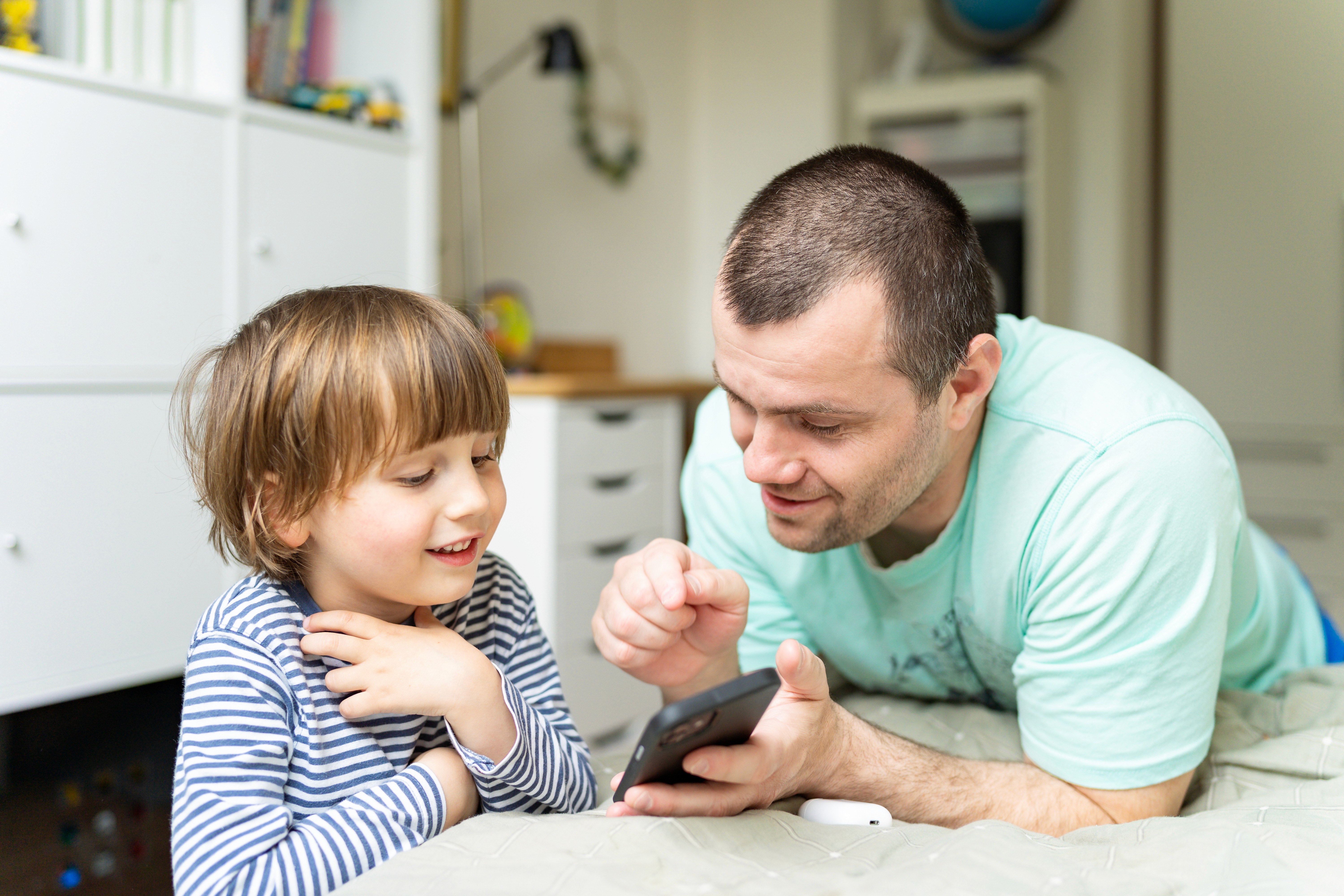 Vater erklärt seinem Kind Finanzen