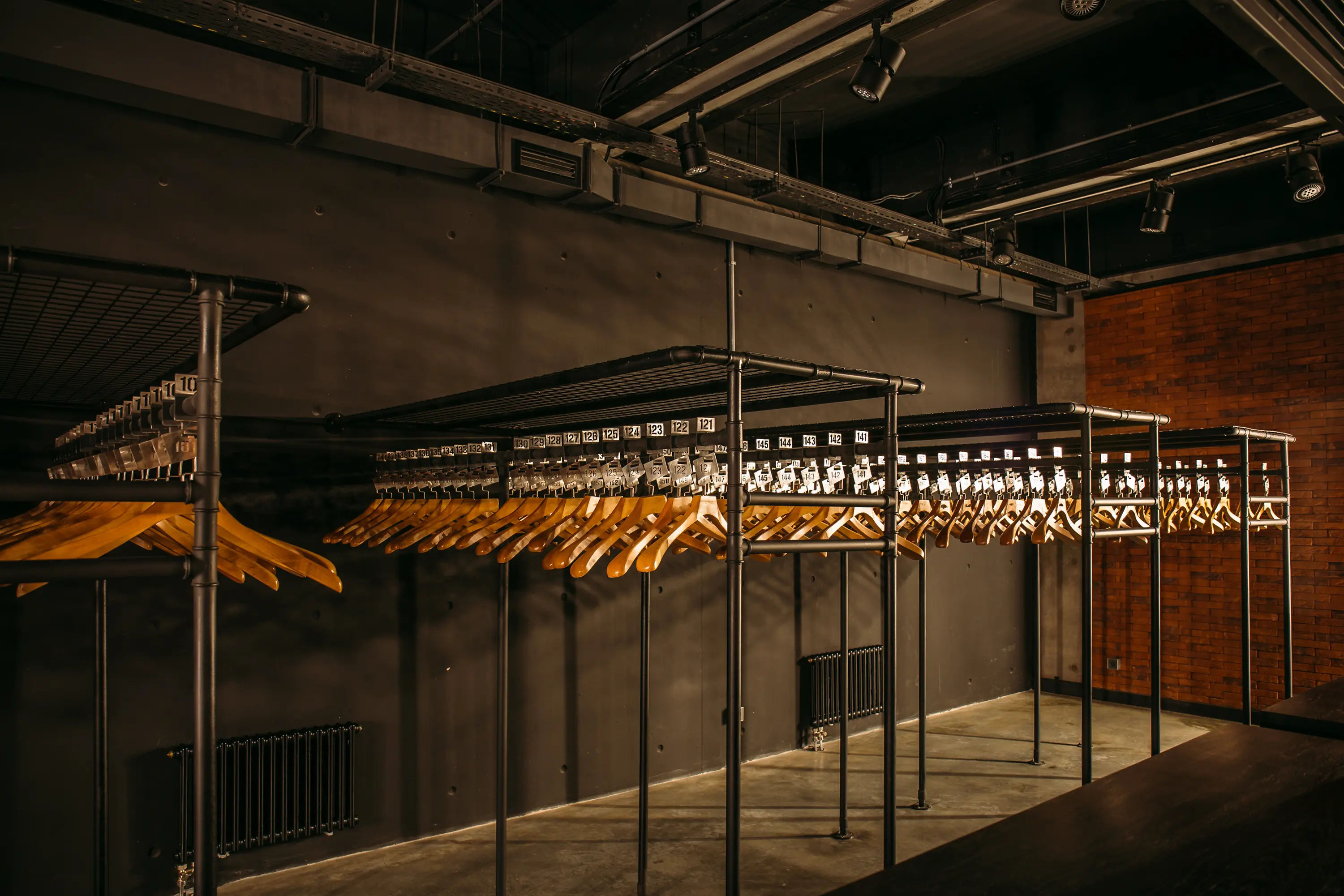 Gaderobe mit Kleiderbügeln