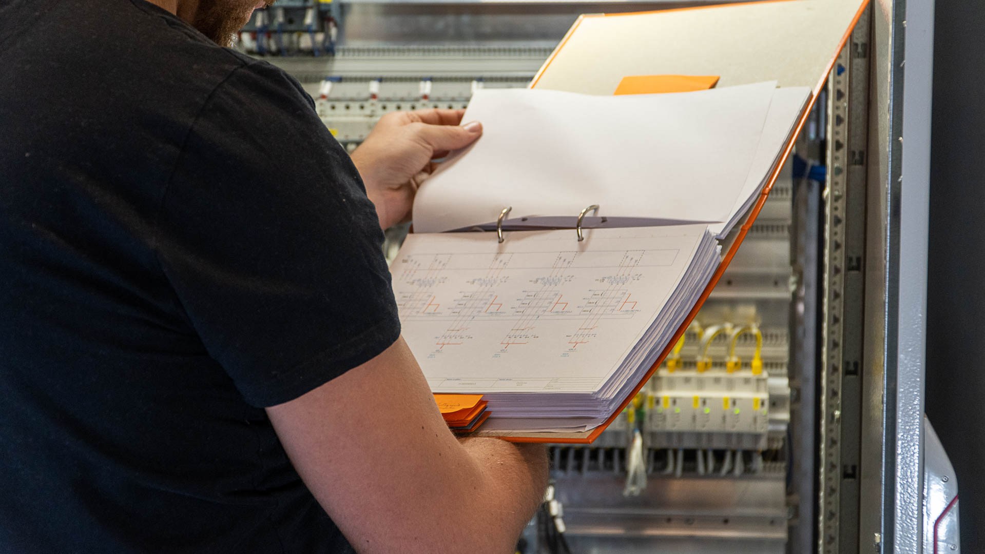 Instruktorius žiūri schemą