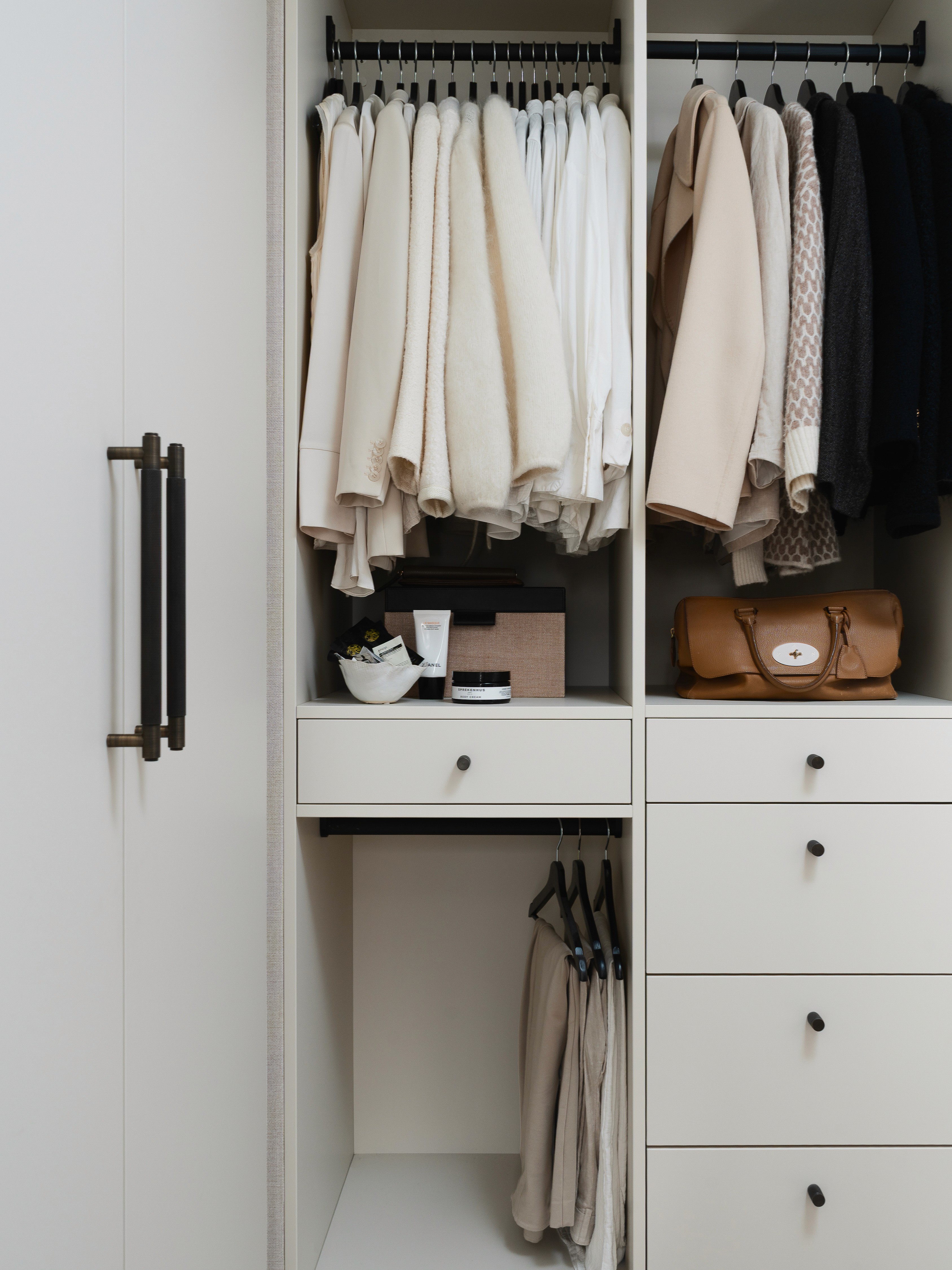 Fotografering av garderobeløsning fra Schmidt Kjøkken, fremhevet med naturlig lys og minimalistiske detaljer.
