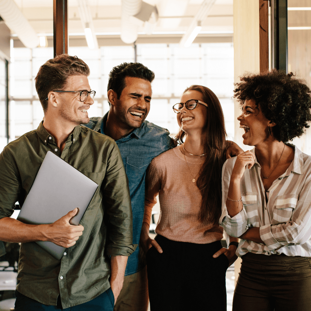 Employee in a positive work environment promoting team collaboration