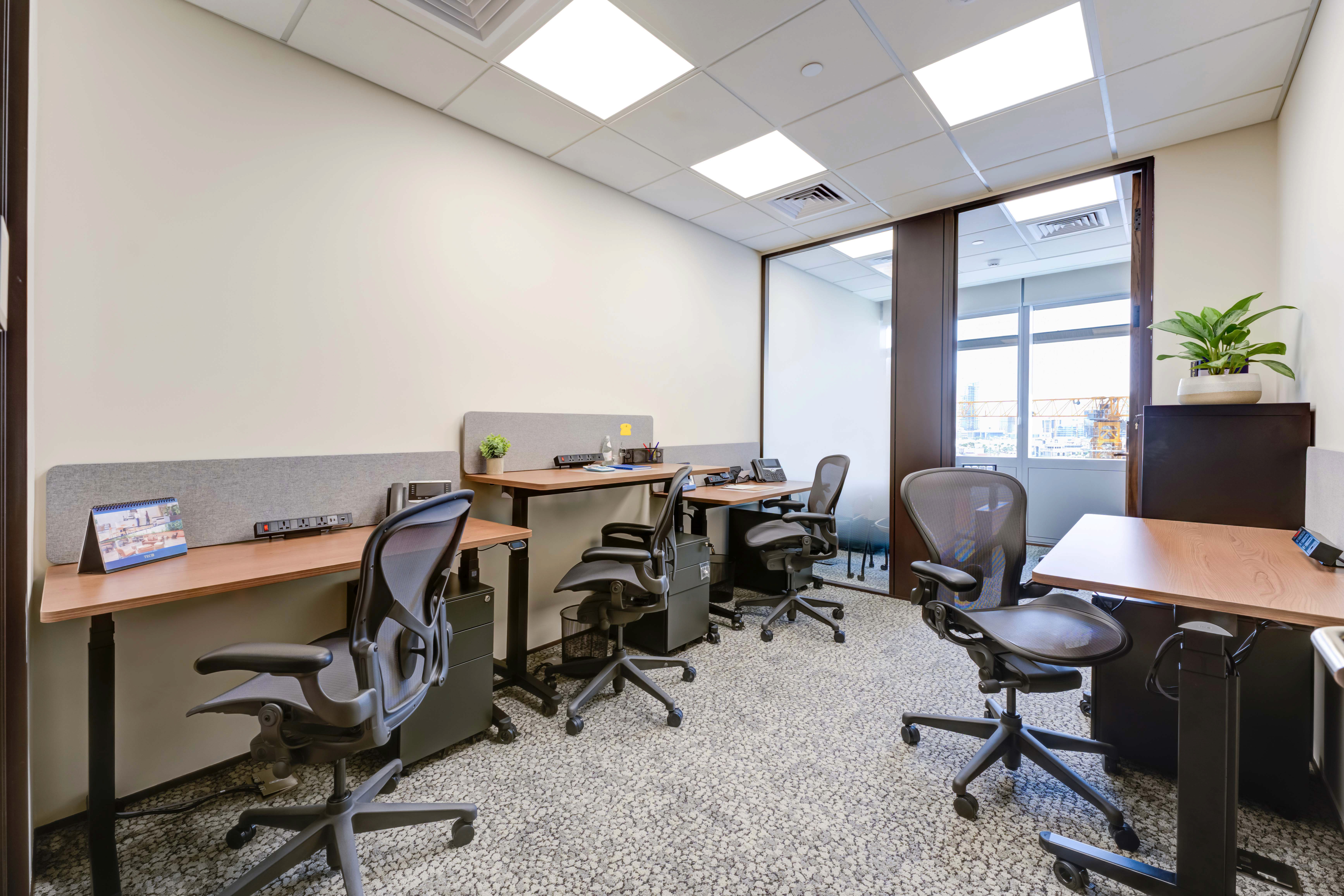 مساحة عمل مفتوحة تضم عدة مكاتب، خيار مثالي لـ مكتب شركة تبحث عن المرونة.