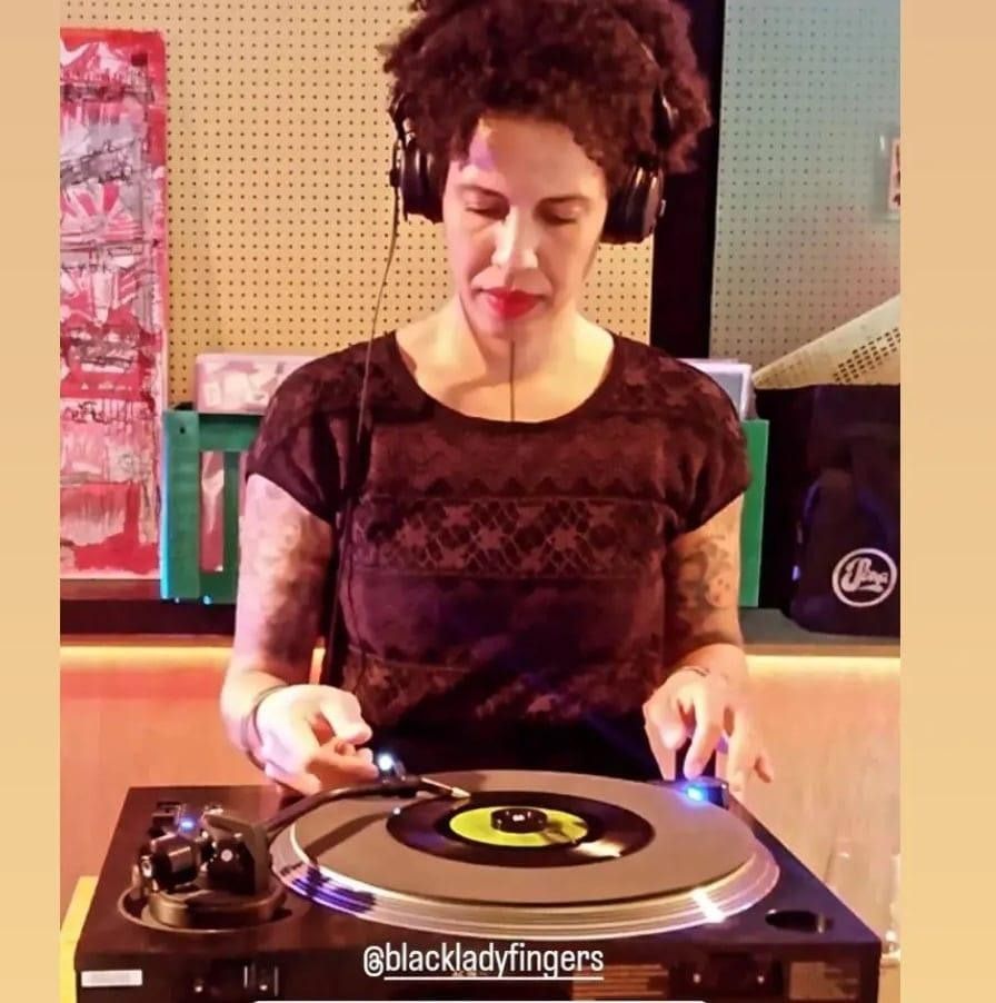 DJ Black Lady Fingers vender vinyler på Cafe Bopa