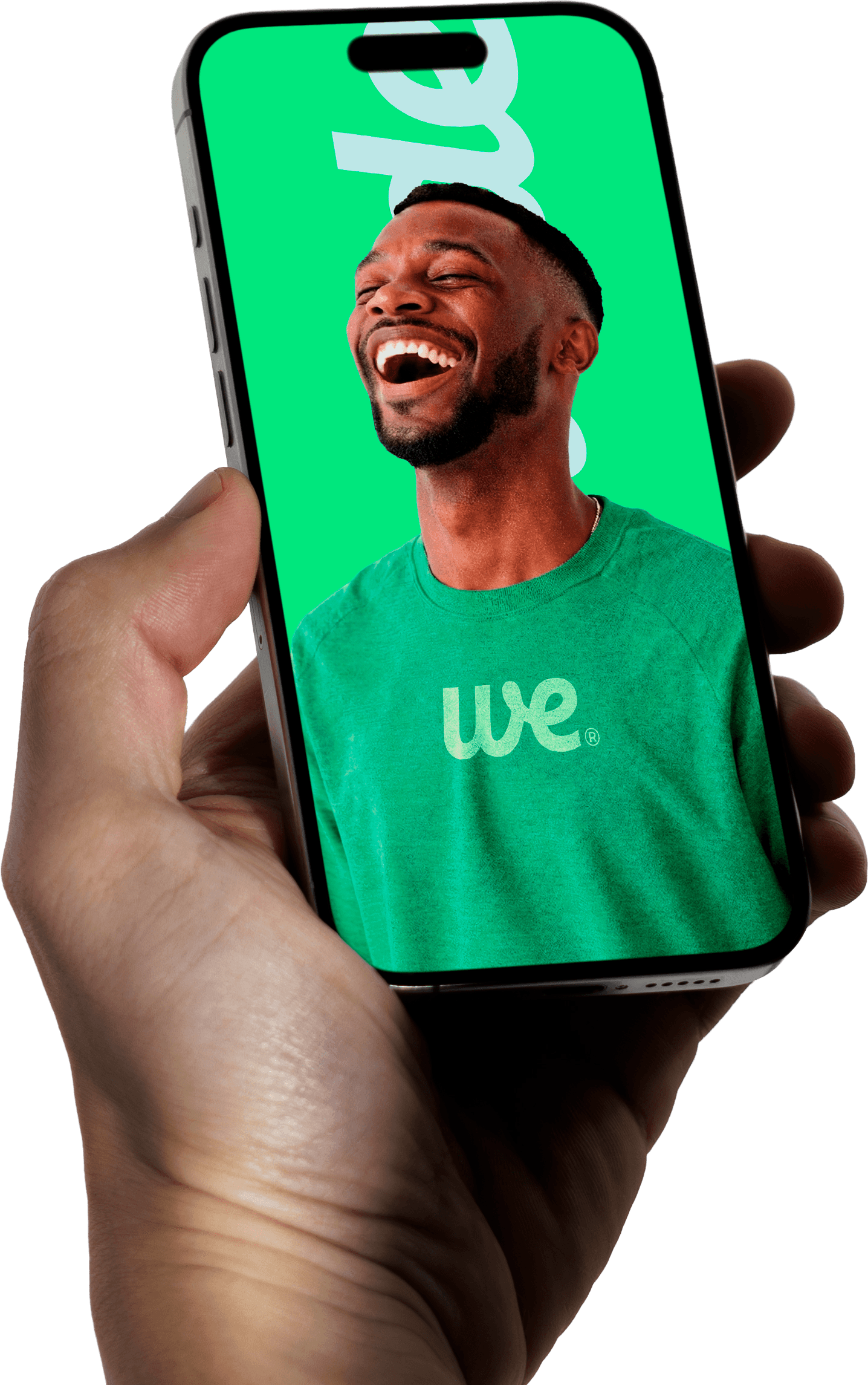 Pessoa segurando um smartphone verde com aplicativo aberto, fundo escuro