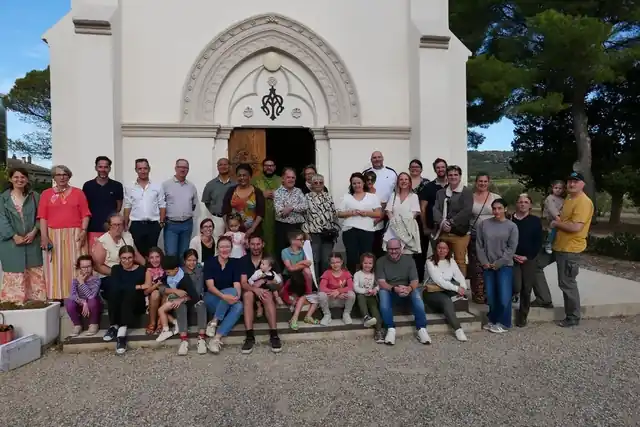 Jeunes couples et familles réunis devant une église