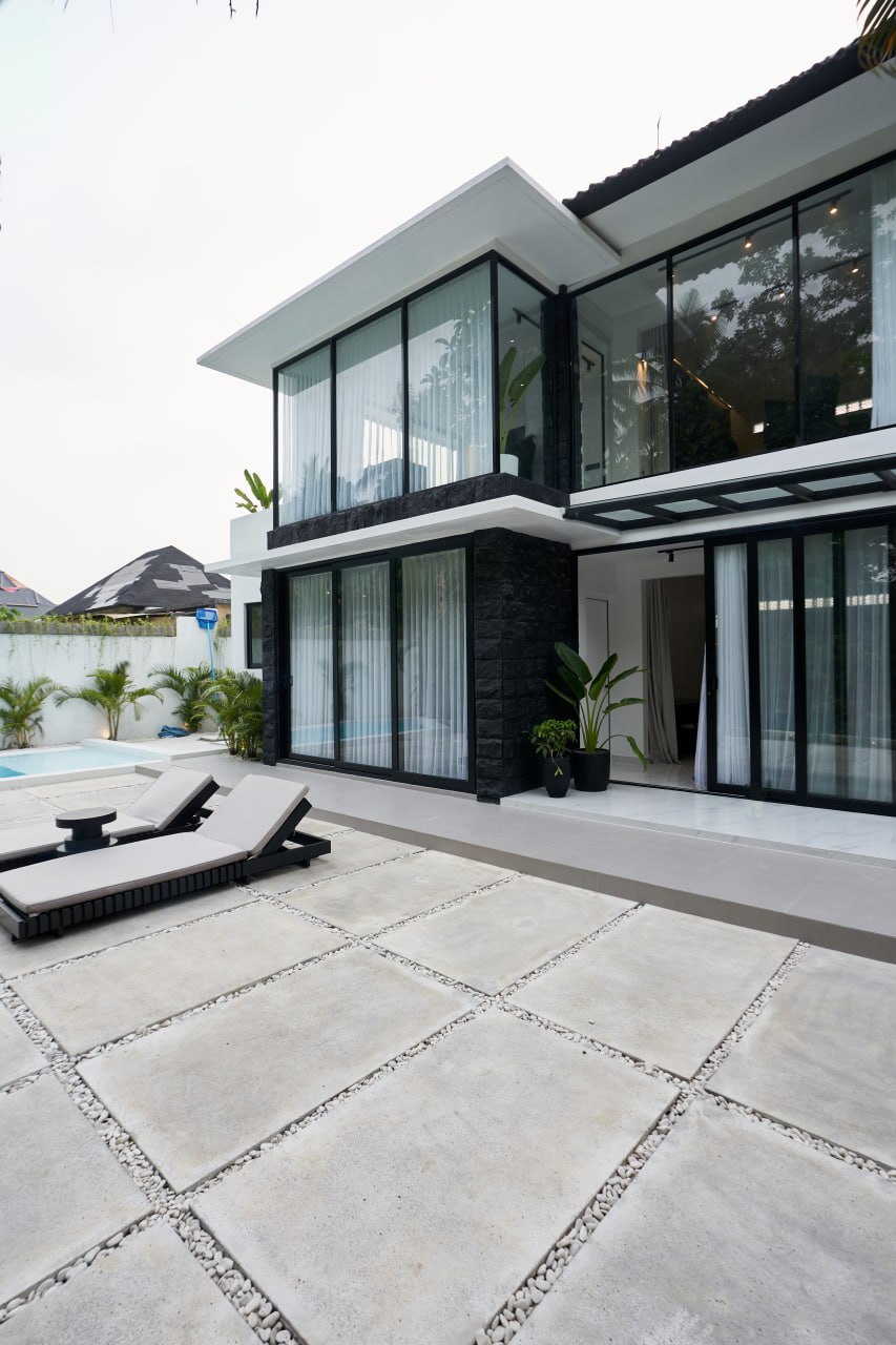 Двухуровневая вилла с 2 спальнями в северном Убуде, полностью меблирована и с видом на окружяющие джунгли