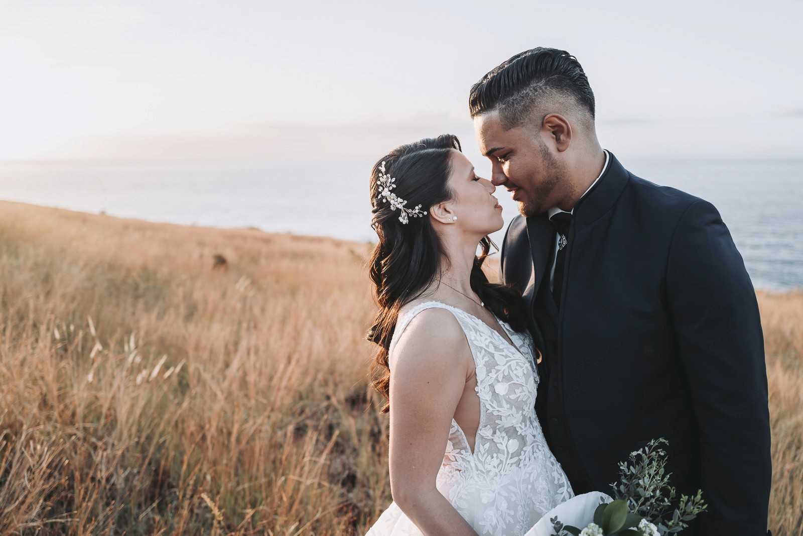 Portrait romantique de mariés dans la savane au coucher du soleil — Séance photo de mariage à La Réunion | Photographe David Dijoux 974