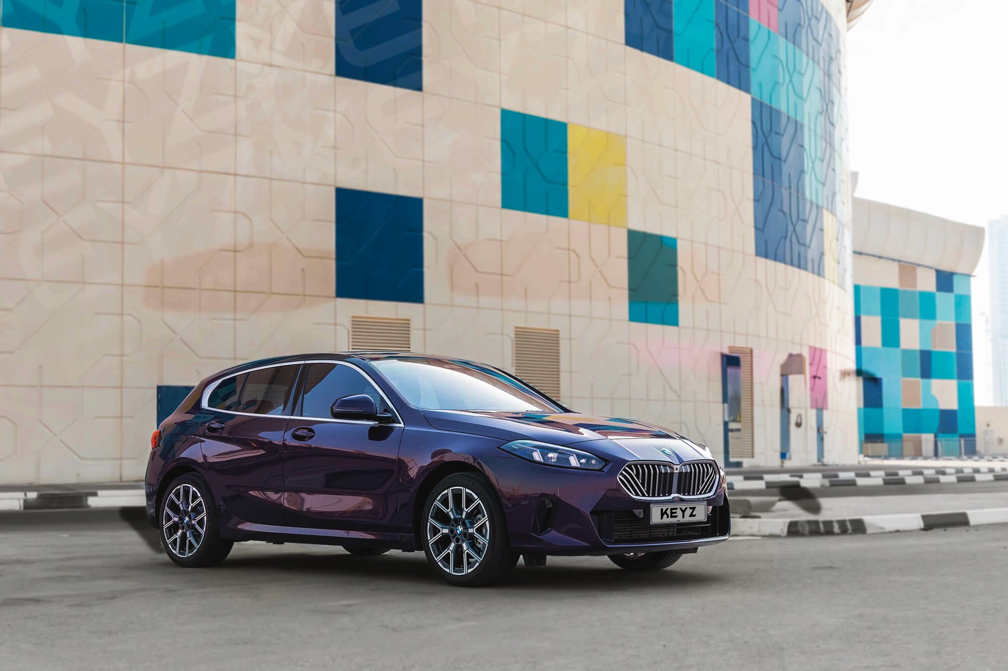 Vue extérieure BMW 118i Violet  – Location Berline à Dubaï | Keyz Rent