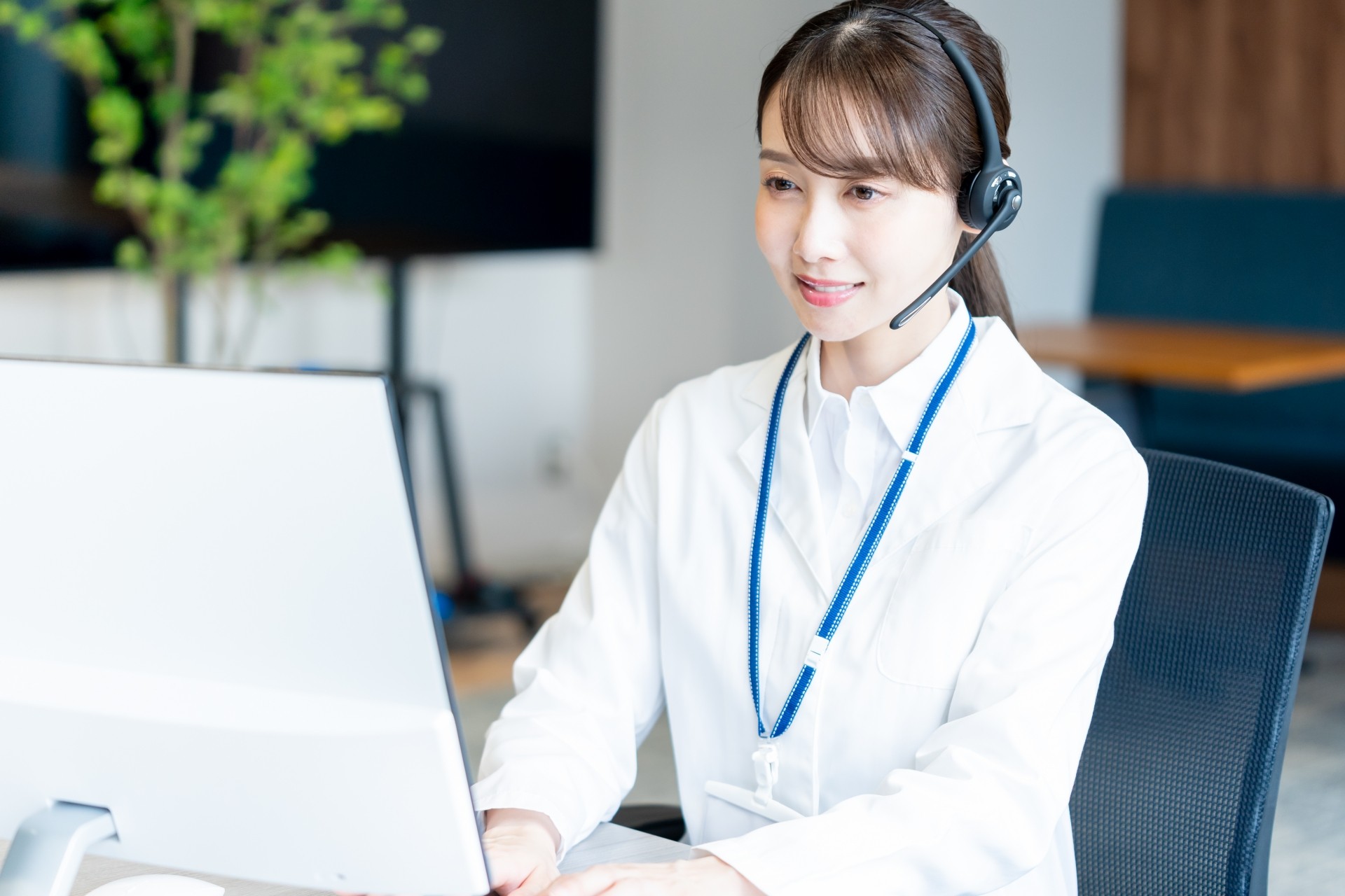 パソコンの前で監修作業をする女医｜医師監修