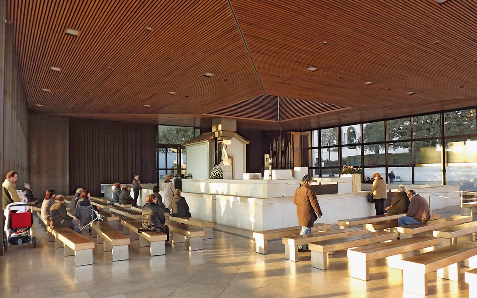 从里斯本出发的半日游活动中，游客们在法蒂玛的显灵教堂就座。