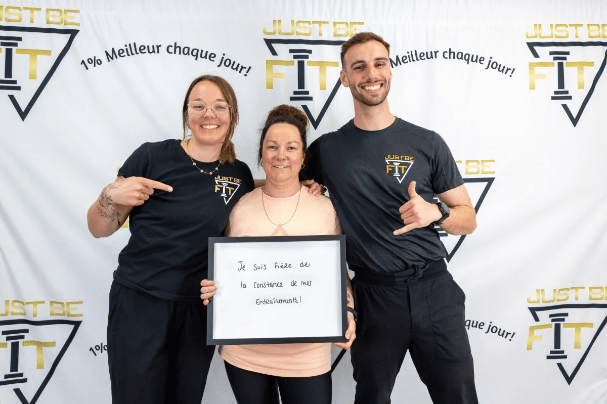 Une femme active témoigne de sa fierté et de sa régularité à l'exercice avec le programme Progrès-Fit.