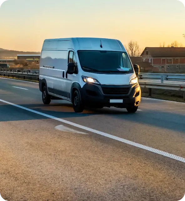 Bela kombi vozila Ares Selidbe na autoputu pri zalasku sunca – preko 1.000 zadovoljnih klijenata