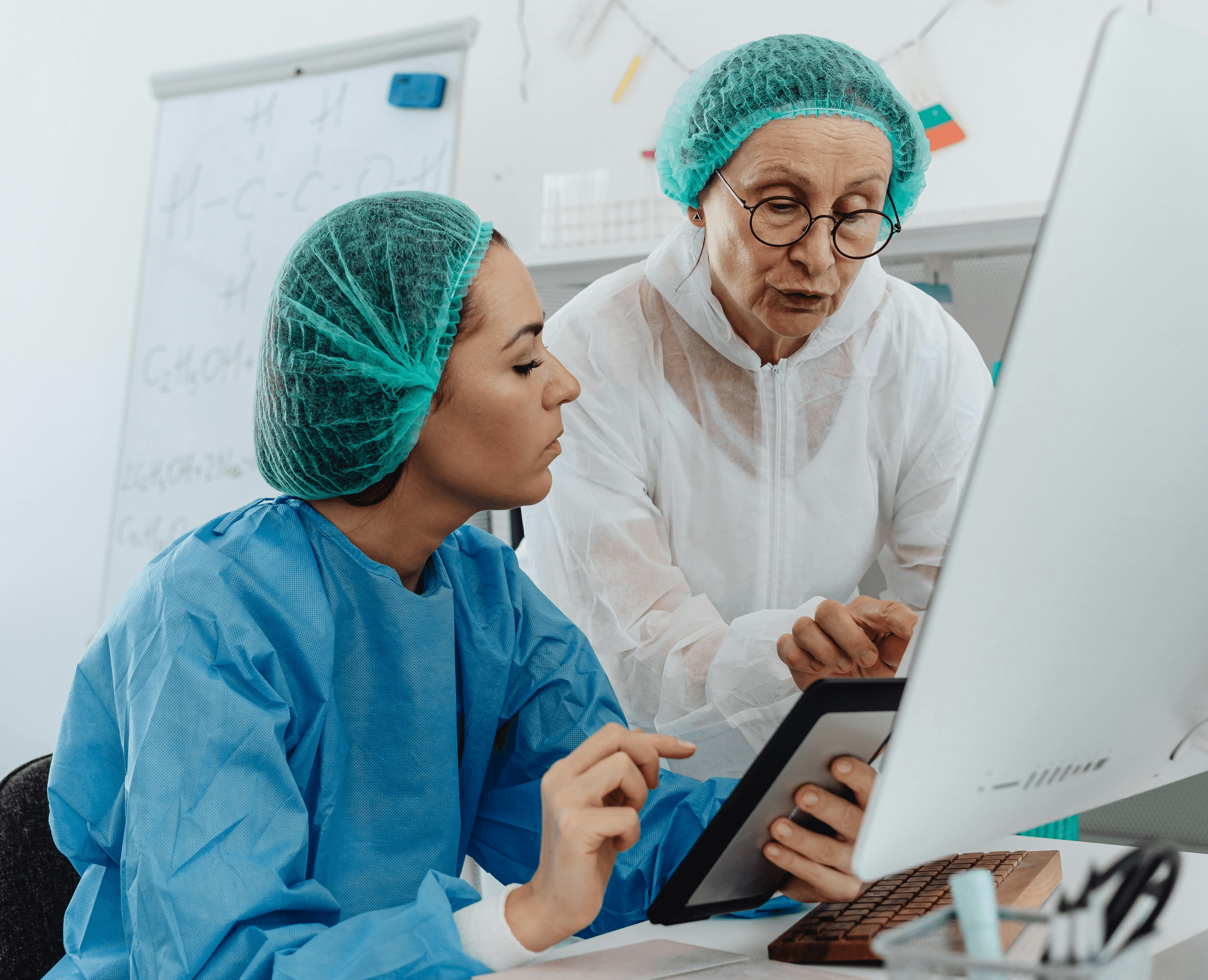 two-women-scientists-collaborate-in-a-lab,-working-with-computers-and-documents. - www.kaboompics.com (pexels)