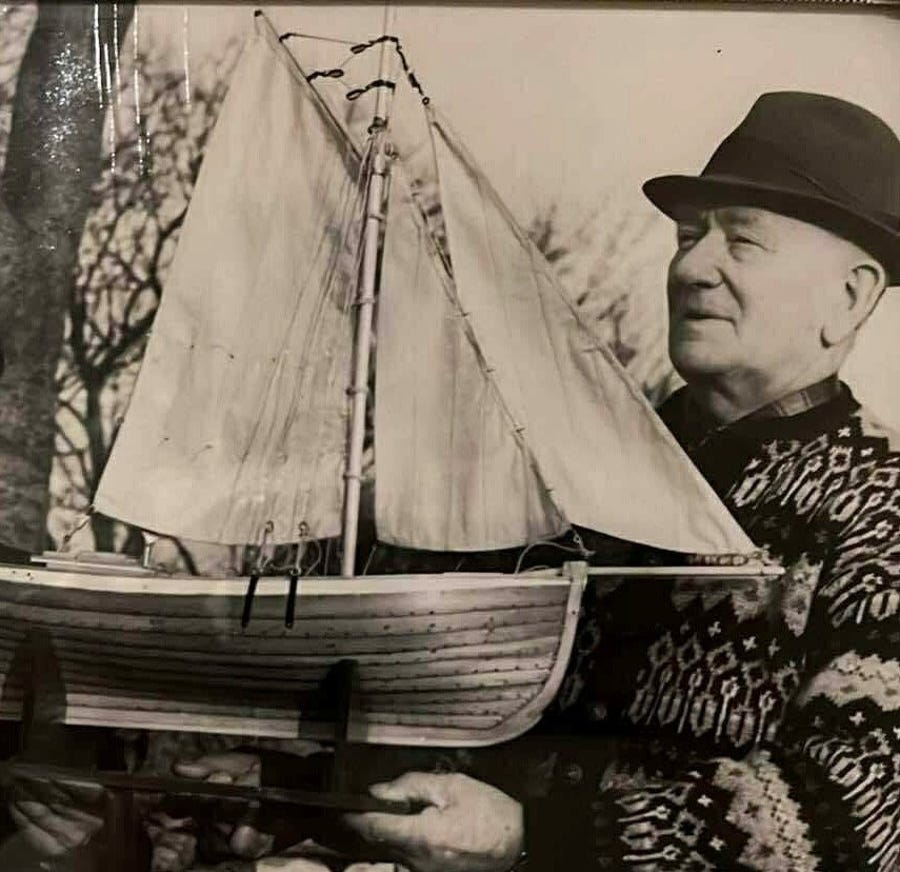 Nils bygde mange modellbåter på sine eldre dager, her med et eksemplar av den omtalte dekksbåten.