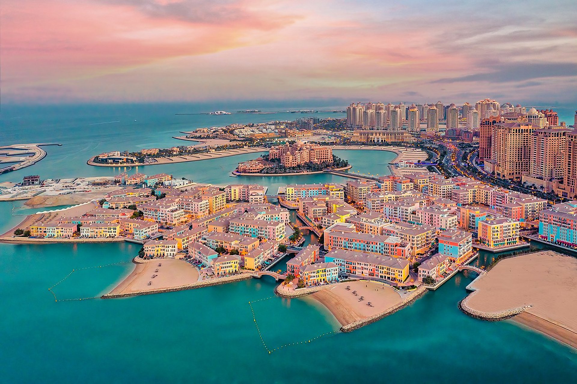 The Pearl vu du ciel, à Doha, le Qanat Quartier aux façades colorées et l'eau turquoise : le genre de vue devant laquelle on essaie de se plaindre de sa vie au Qatar, et on ne trouve rien à dire