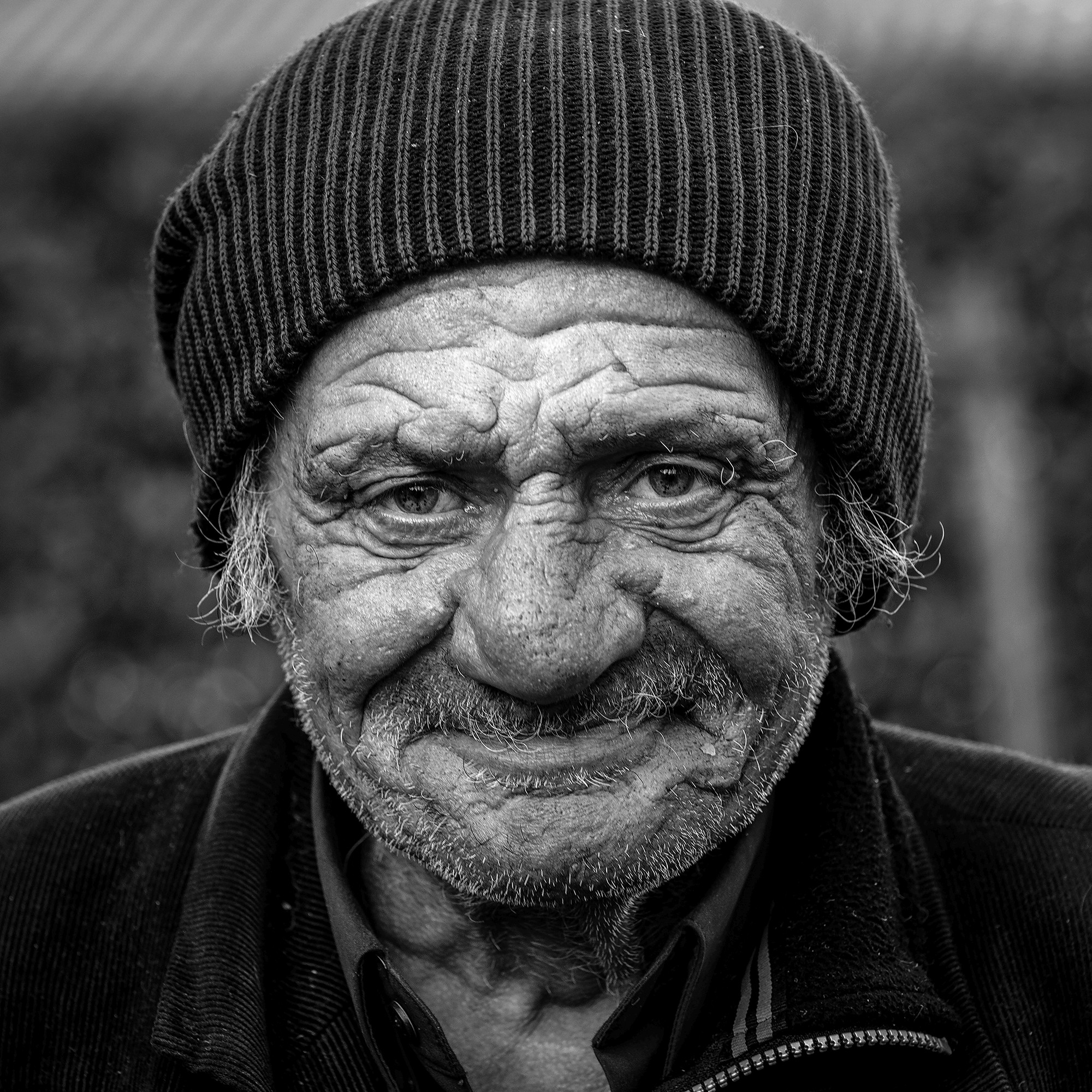 Frederic Bourcier, photographe documentaire, réalise des portraits d’un sans domicile fixe qui vient régulièrement lui rendre visite à son atelier. A travers ces photos, on peut voir les saisons , son humeur et surtout son état de fatigue.