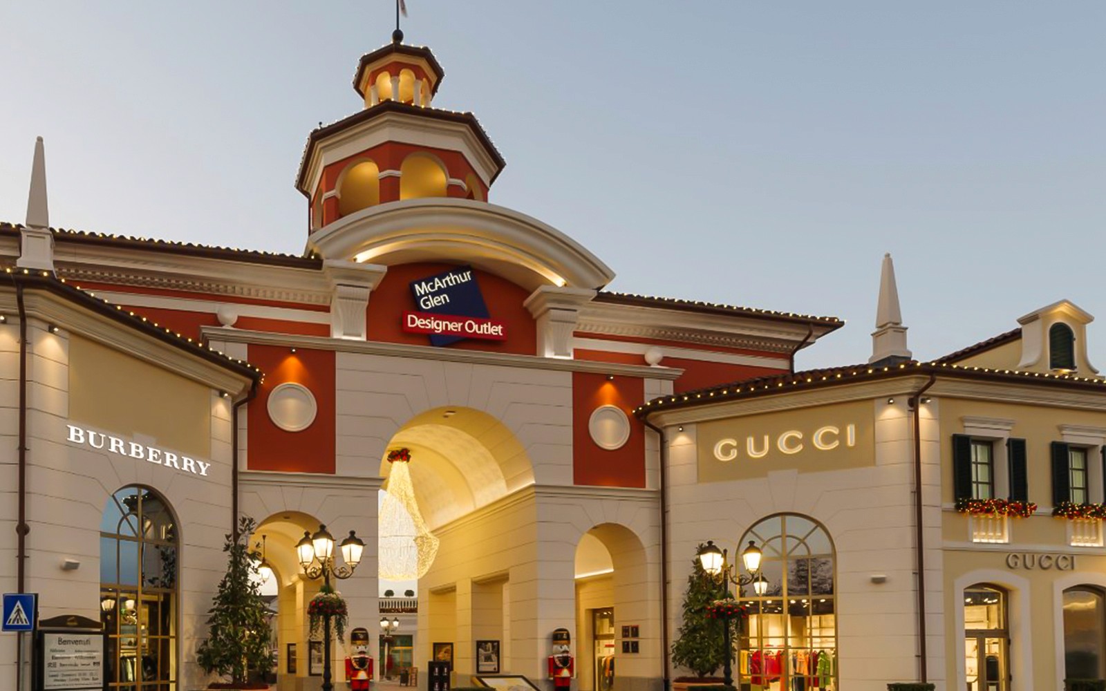 在Barberino的McArthurGlen设计师奥特莱斯购物区，设有Burberry和Gucci门店。