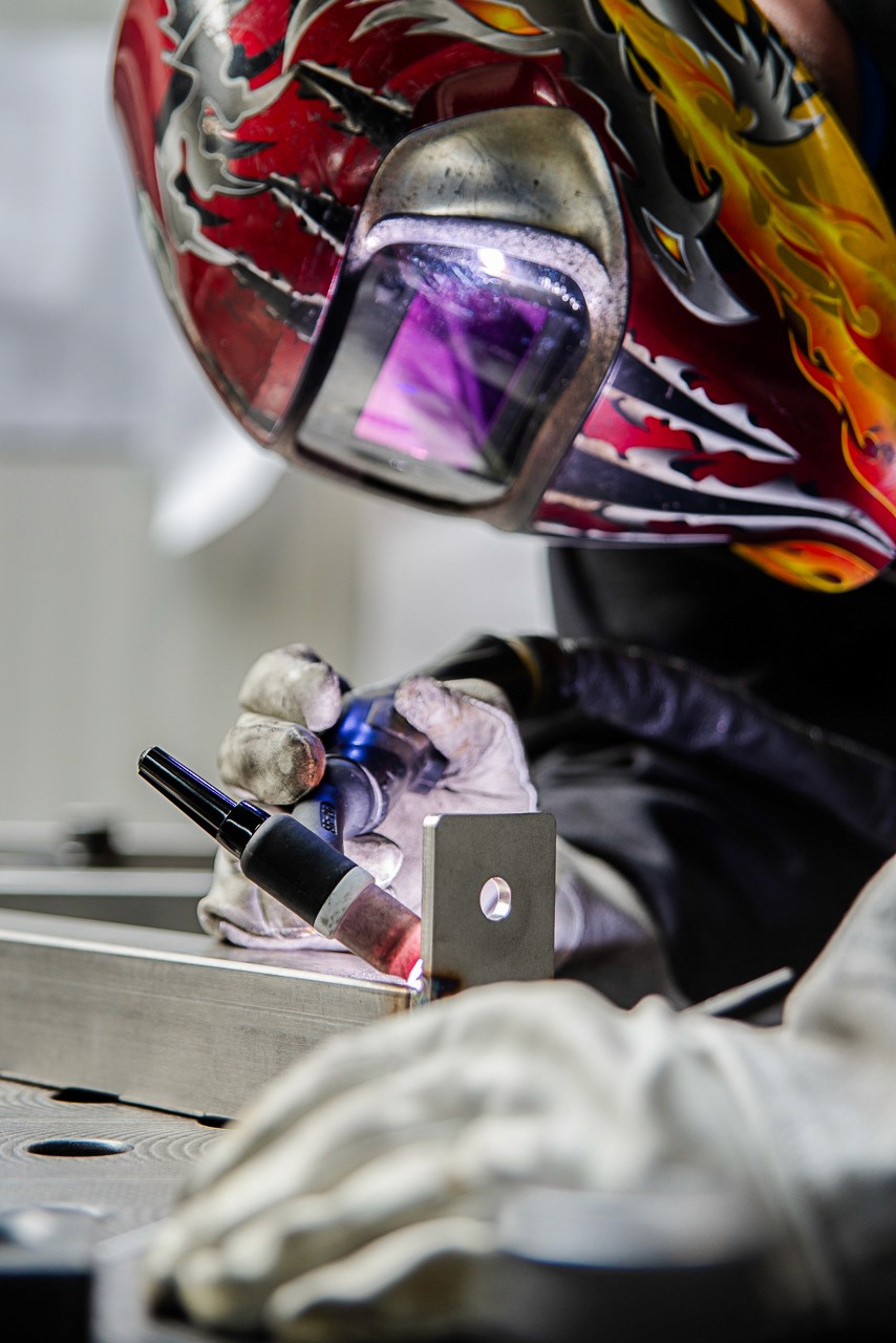 spawający mężczyzna