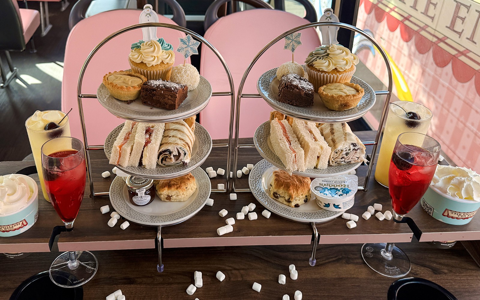 在雪人官方下午茶巴士上，提供三明治、糕點和飲品的下午茶盛宴。