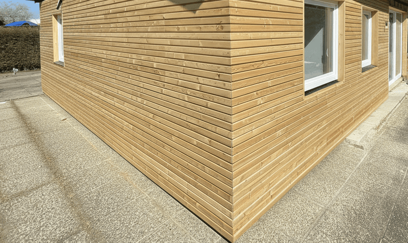 Detailansicht der neuen Holzfassade eines sanierten Wochenendhauses in Wien.