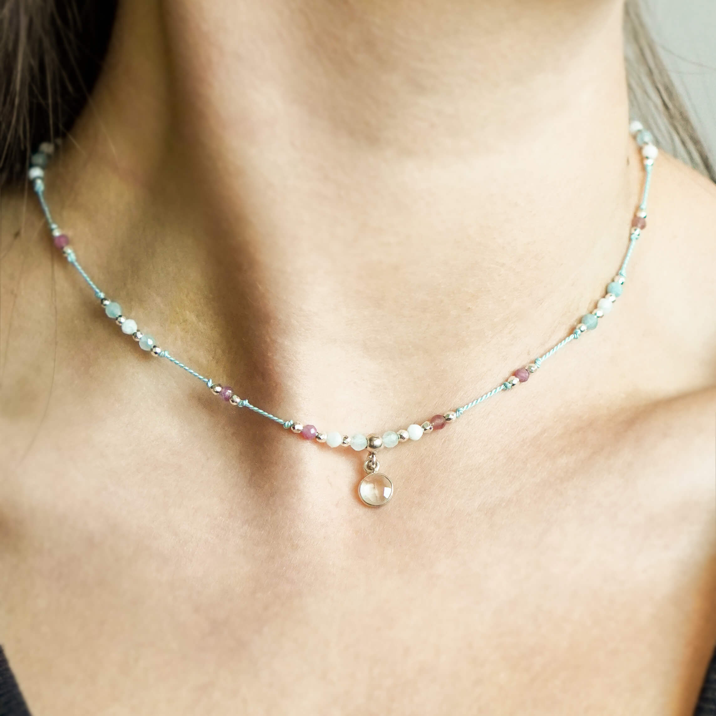 Naszyjnik boho na błękitnym sznurku z kryształem górskim akwamarynem kamieniem księżycowym i turmalinem różowym