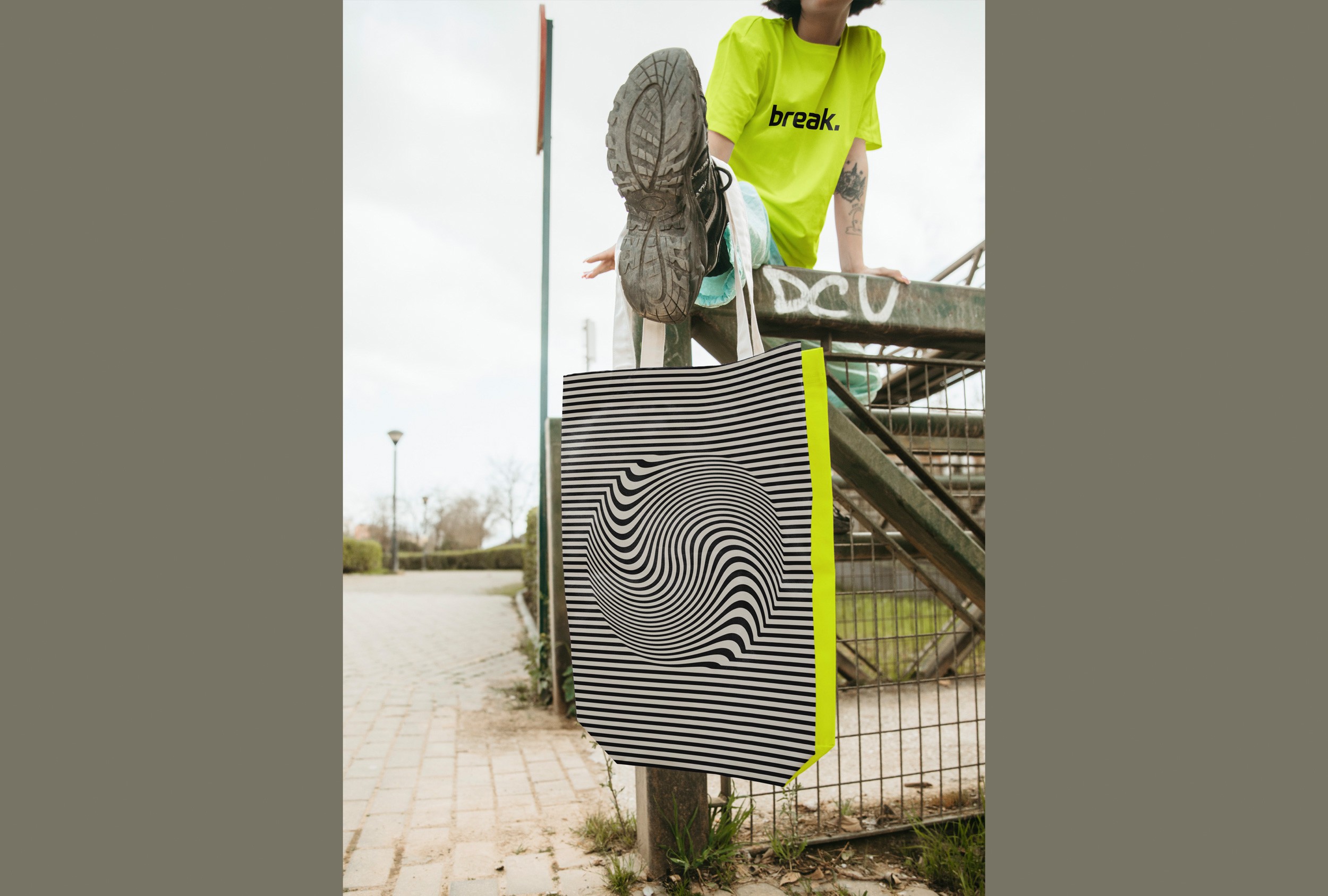 Fotografie eines physischen Raums, der mit Break Media Branding-Elementen gestaltet wurde, wie z.B. Wandgrafiken oder Beschilderungen.