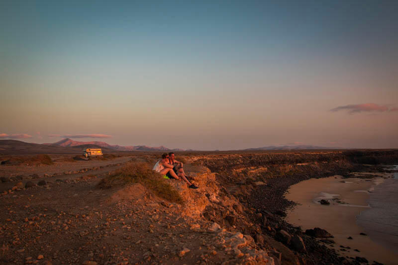 Paisaje volcánico de Fuerteventura al atardecer, Islas Canarias – Surfescape, destino de coliving y surf