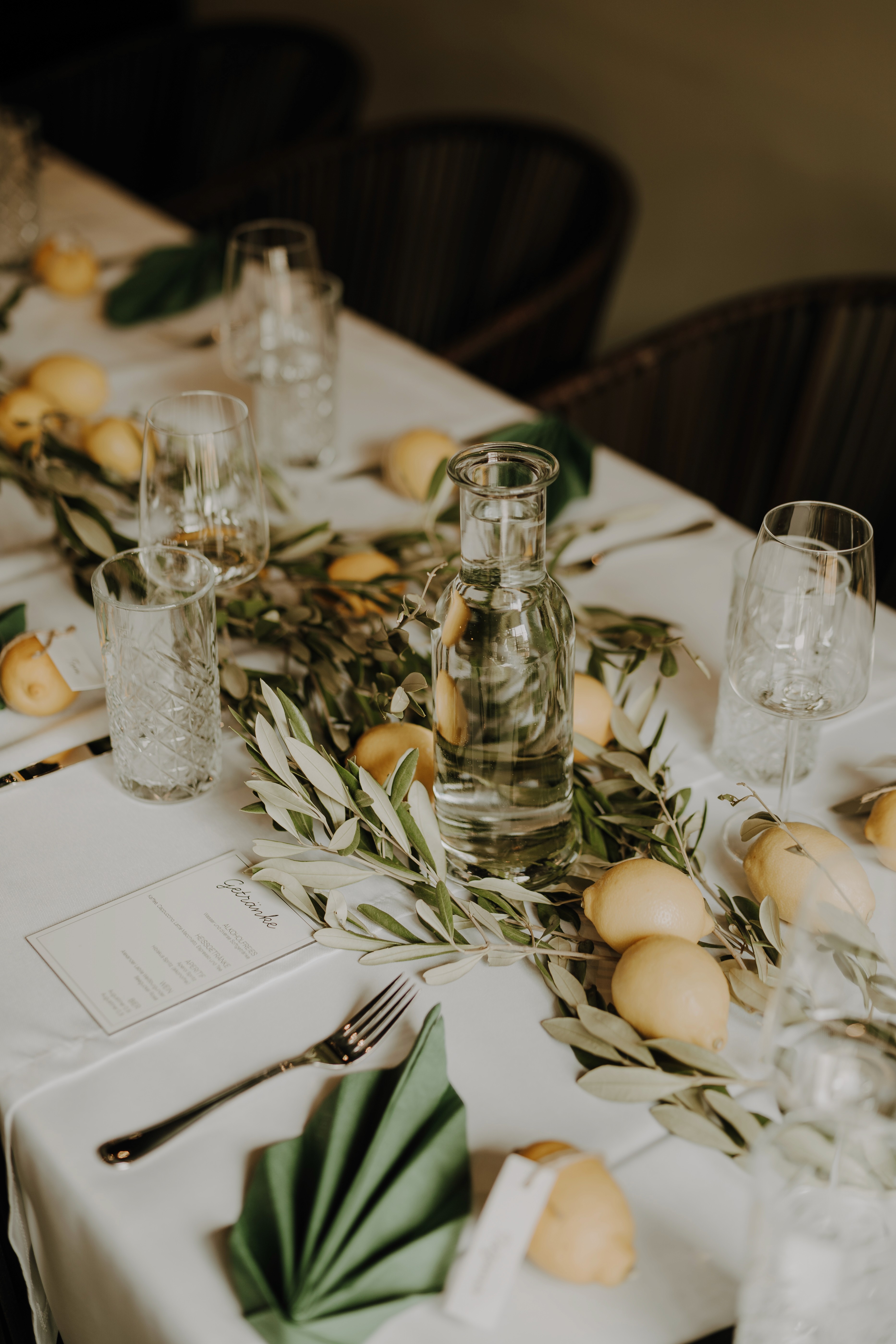 14. Festlich gedeckter Hochzeitstisch mit Olivenzweigen – stilvolle Detailaufnahme für Hochzeitsfotografie.