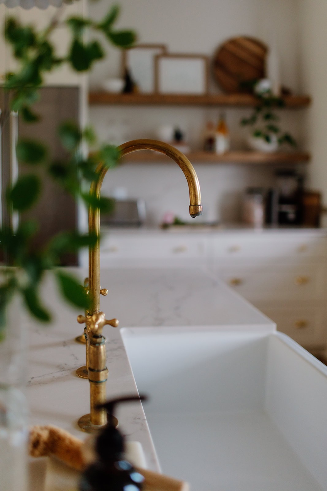 Clay vase with a card displaying its minimalist illustration