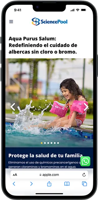 Fotografía de un smartphone mostrando la sección de 'Albercas sin Cloro o Bromo' de SciencePool; destaca la interfaz de un producto de purificación ecológica exclusivo, con un diseño que prioriza la claridad informativa sobre los beneficios de la desinfección sustentable.
