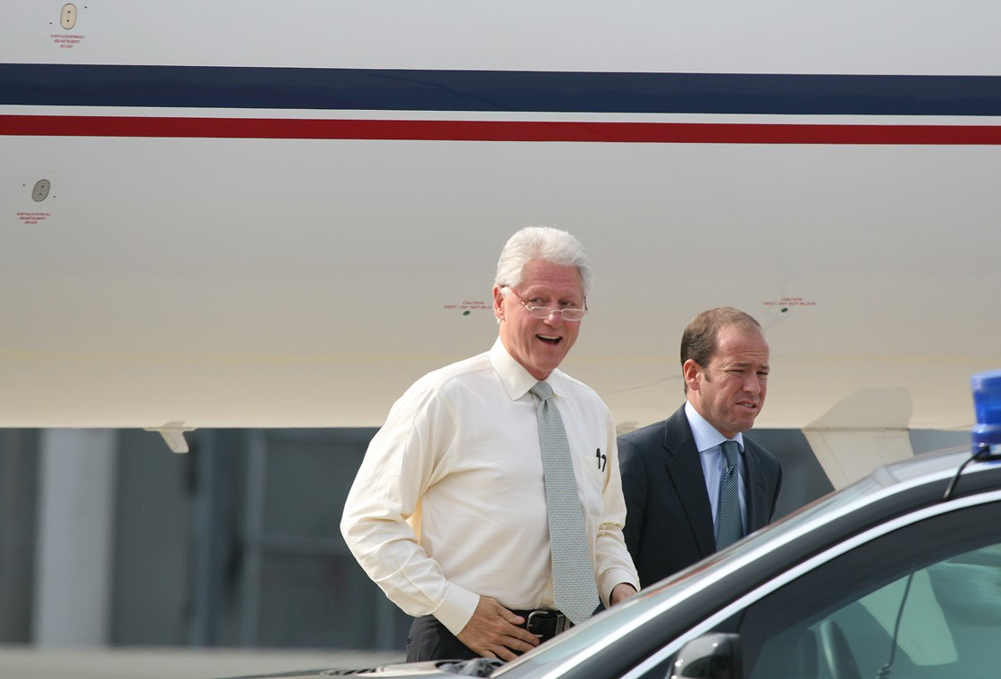 Bill Clinton steigt am Flughafen Dortmund neben Regierungsflugzeug aus