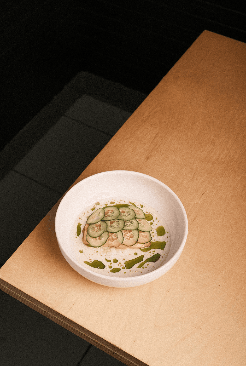 Omble et concombre sur un coin de table.