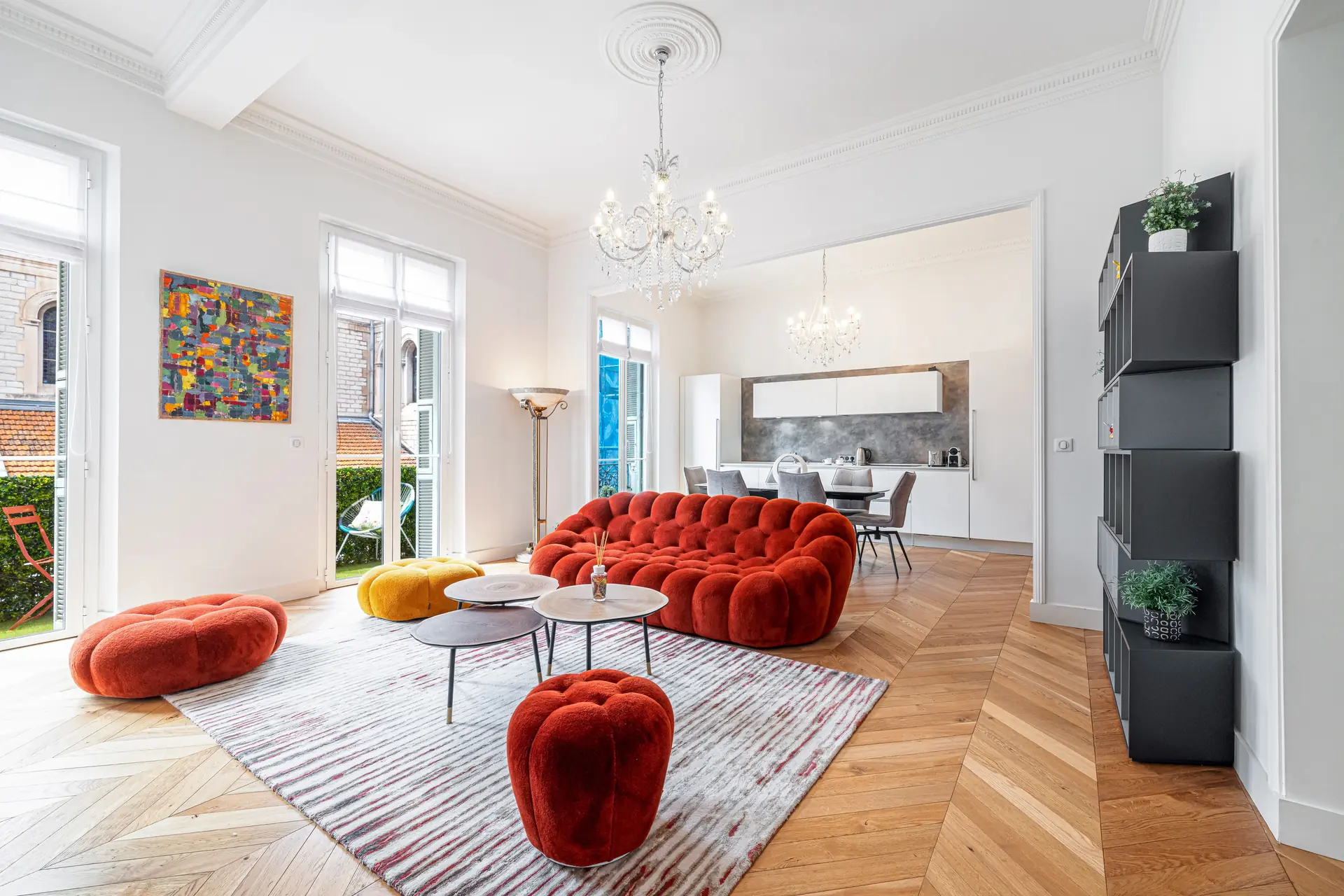 Photographie d'un appartement avec une décoration moderne.