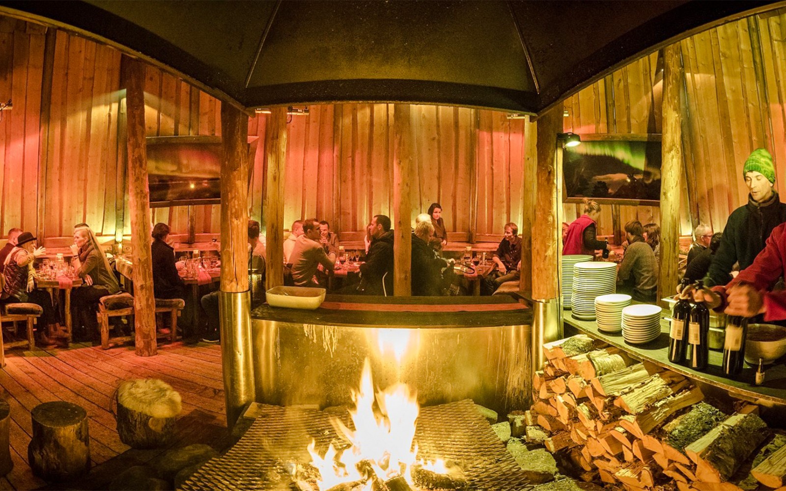 Гості, які обідають у традиційній хатині Gamme з центральним вогнищем, Візит до Алясканських хаскі.