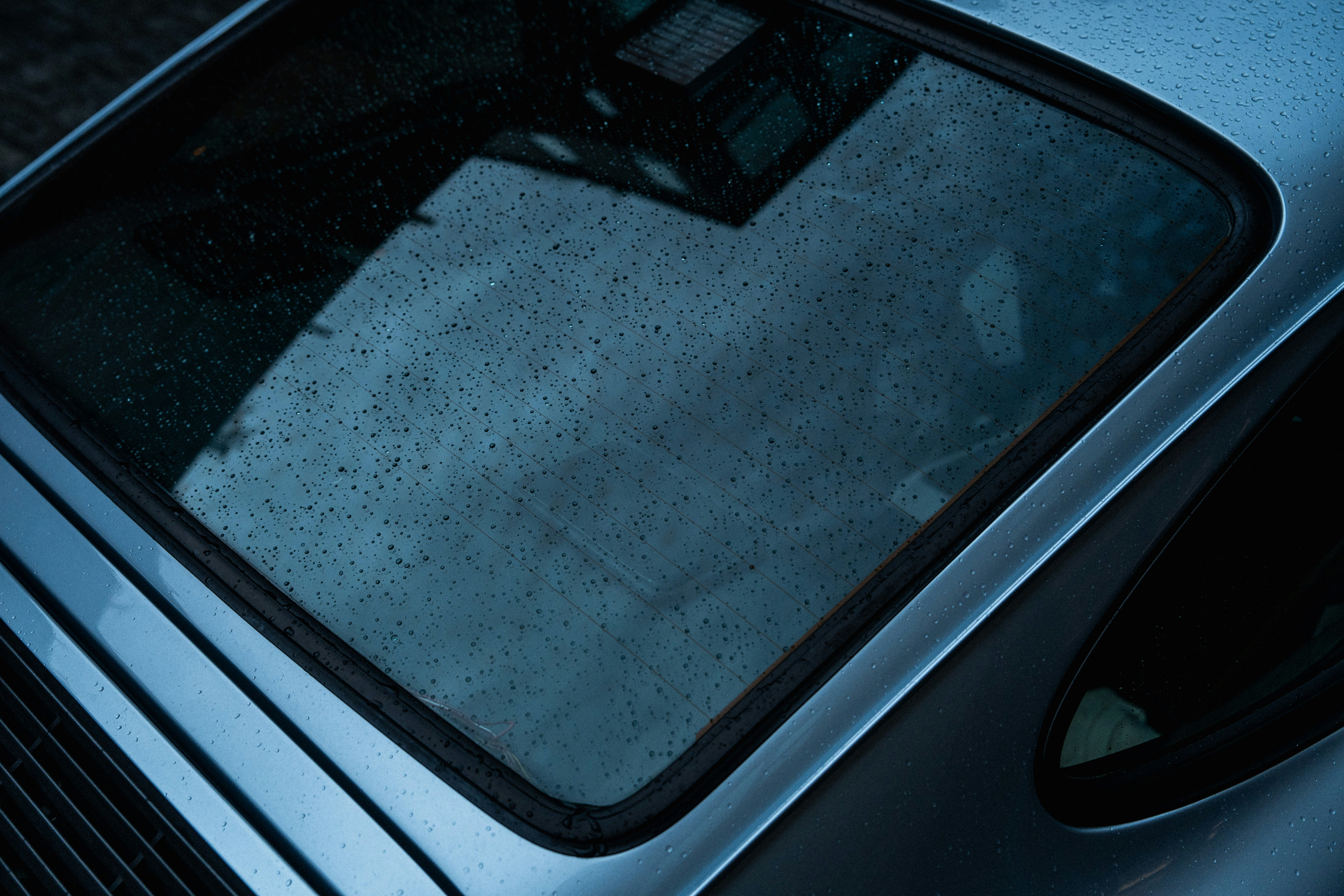 Eine Nahaufnahme von einer getönten Scheibe