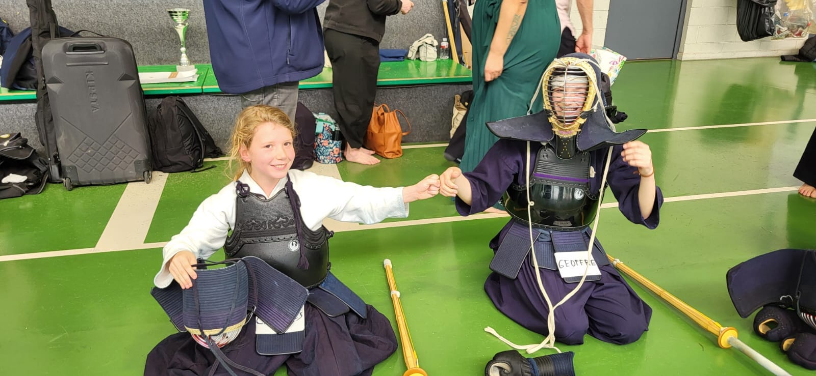 Deux jeunes enfants découvrant le maniement du shinai lors d’un cours de Kendo.