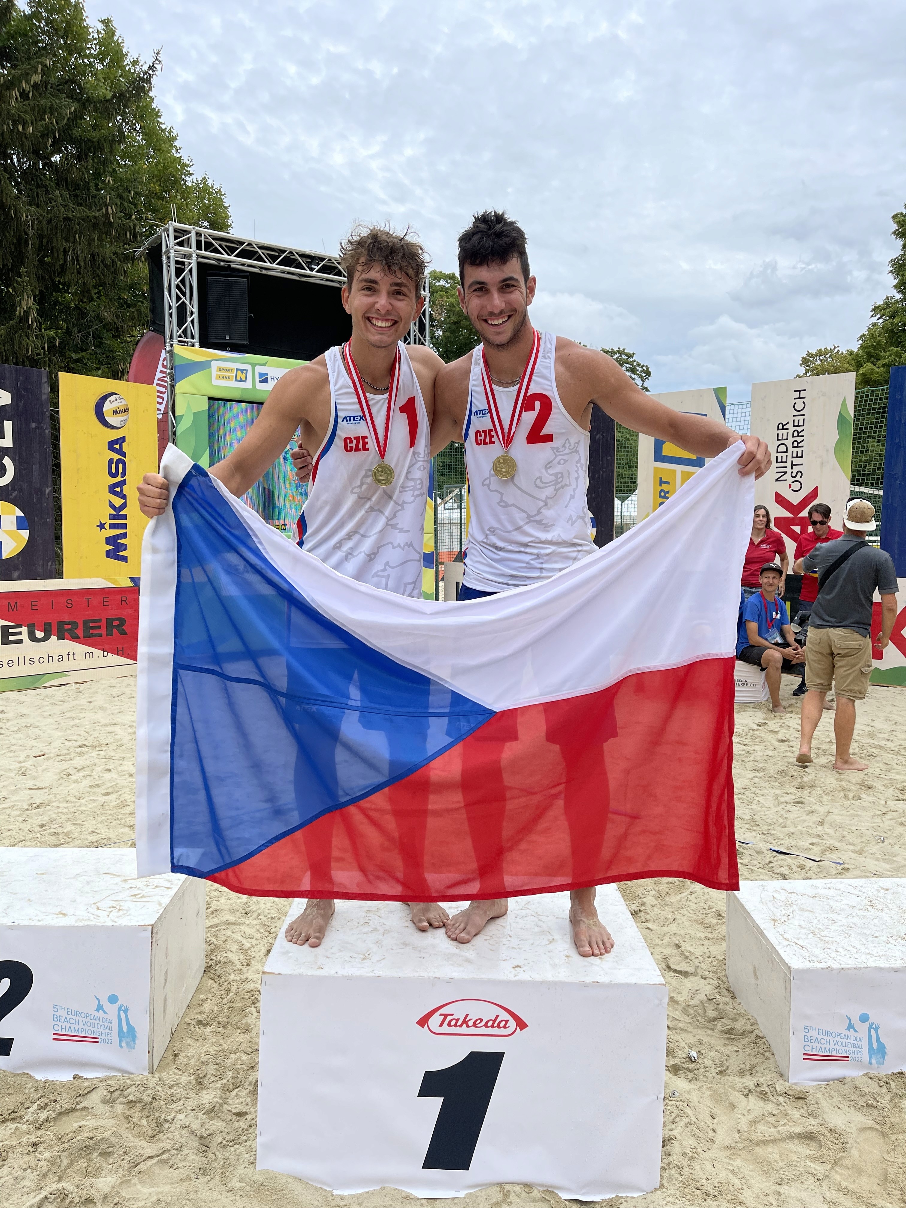 Jan Žídek a Šimon Bambas s medailemi po vítězství na Mistrovství Evropy v beachvolejbalu.