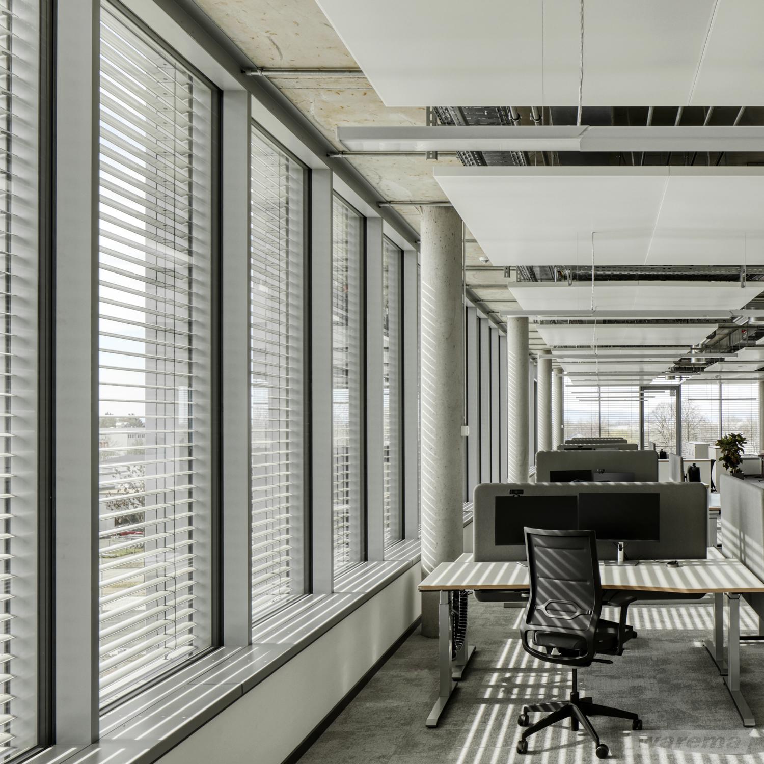 Moderne Büroeinrichtung in Westerwalbesloh mit Raffstoren für Sonnenschutz. Maßanfertigung und Montage in OWL, Gütersloh.