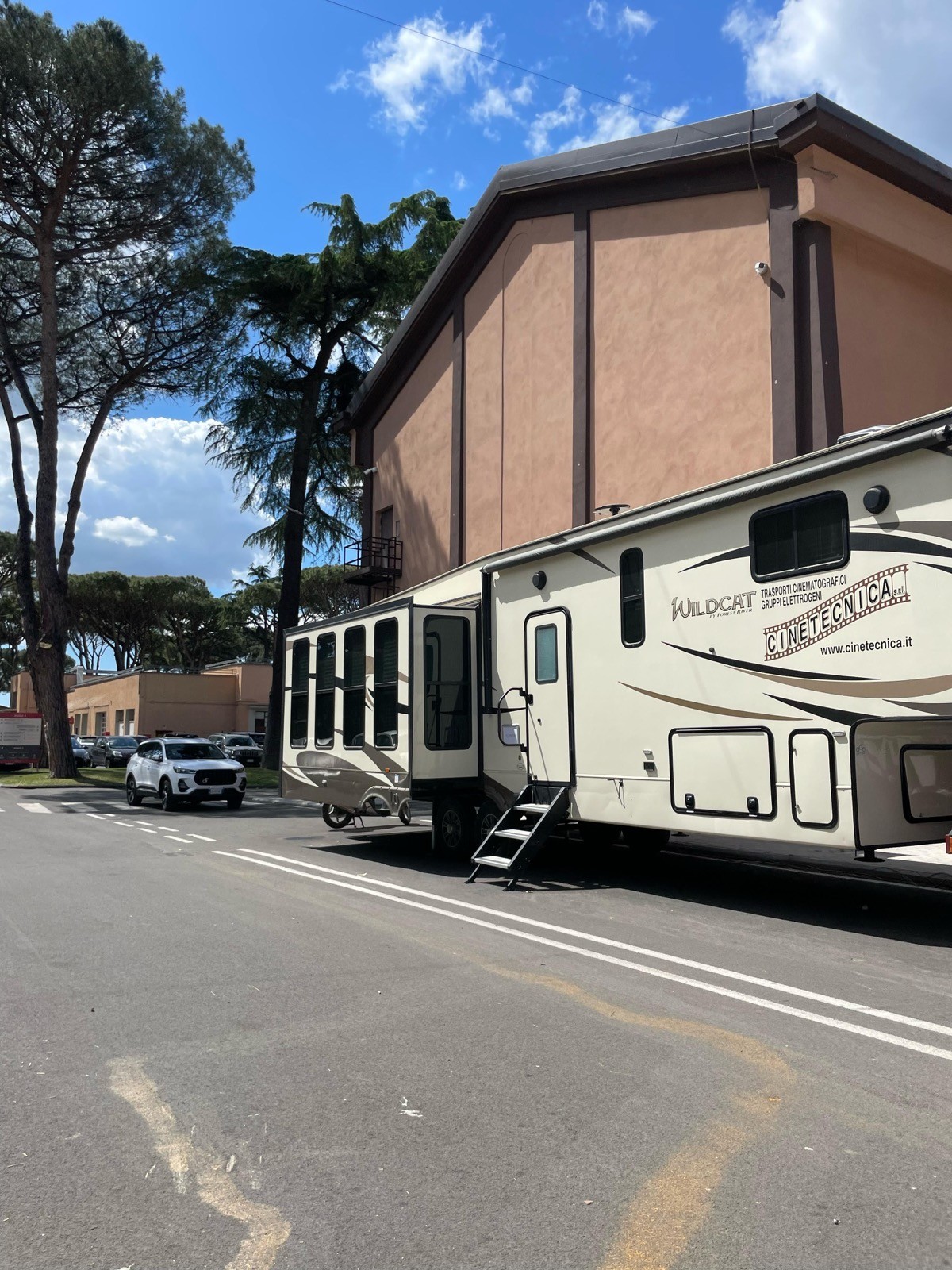 Mezzi di produzione su un set in Italia.