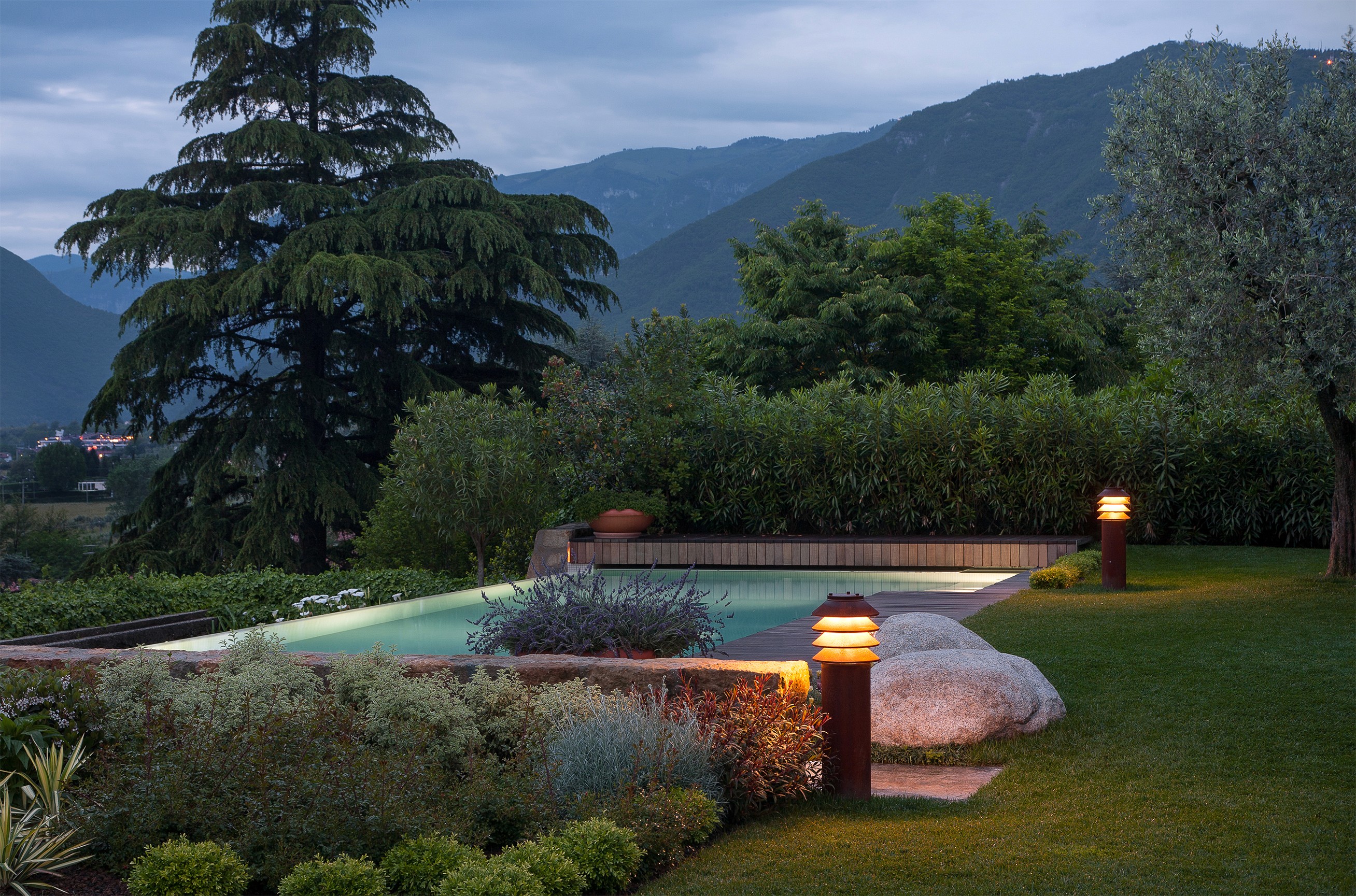 piscina vista serale