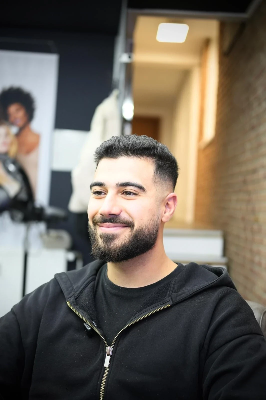 Kunde Burak Baris aus Hannover - Unternehmer BBR Management - Lächelt und bedankt sich für den wunderschönen Haarschnitt