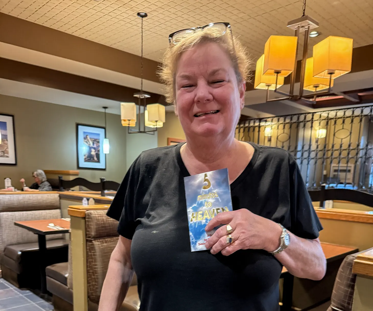 Bilde av servitøren Terry som har tatt imot Svein-Magnes traktat om veien til frelse.