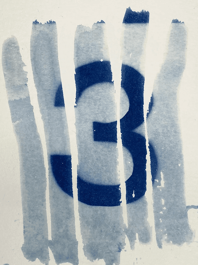 Experimentelle Typografie im Cyanotypie-Verfahren: Buchstaben C, Y, A, N in Helvetica als grafisches Designelement im Blaudruck.