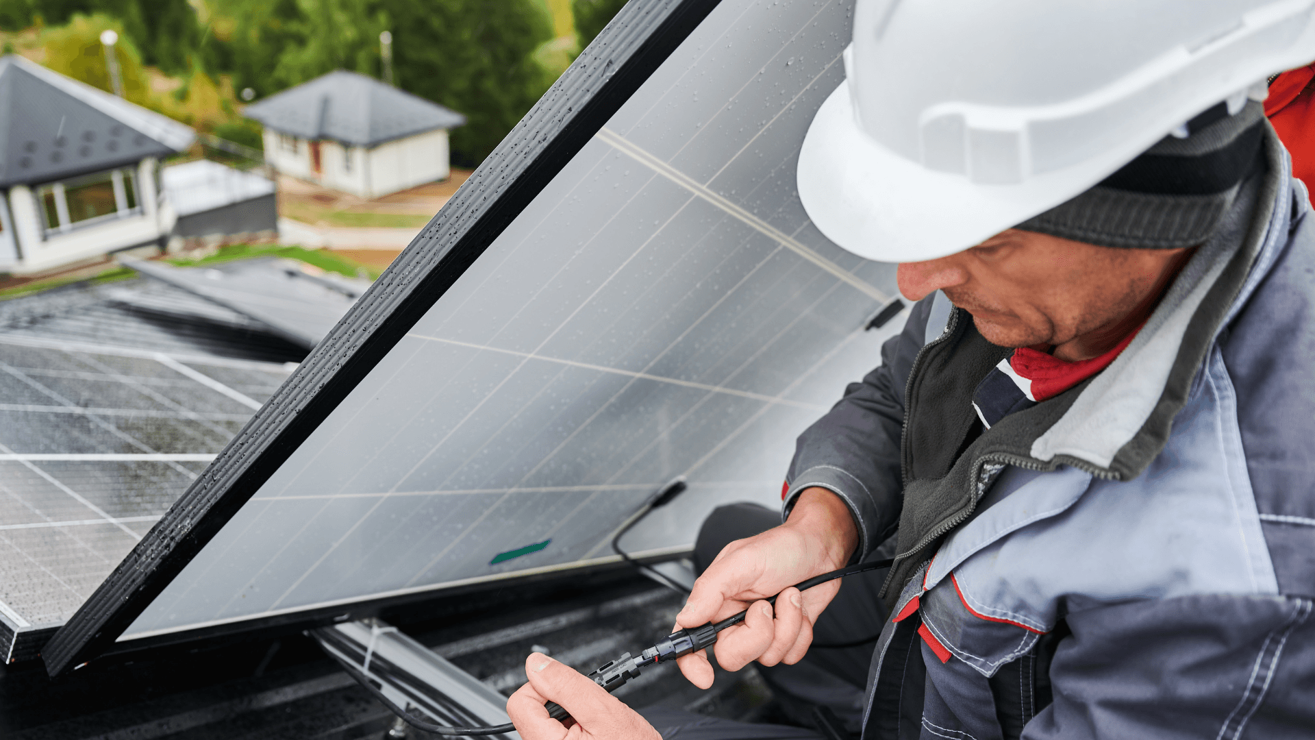 Person balanciert Solarpanele mit Preisschildern. Vergleich von Solarkosten. Blaues Hintergrund. PV Module Test 2025 in verschiedenen Preissegmenten