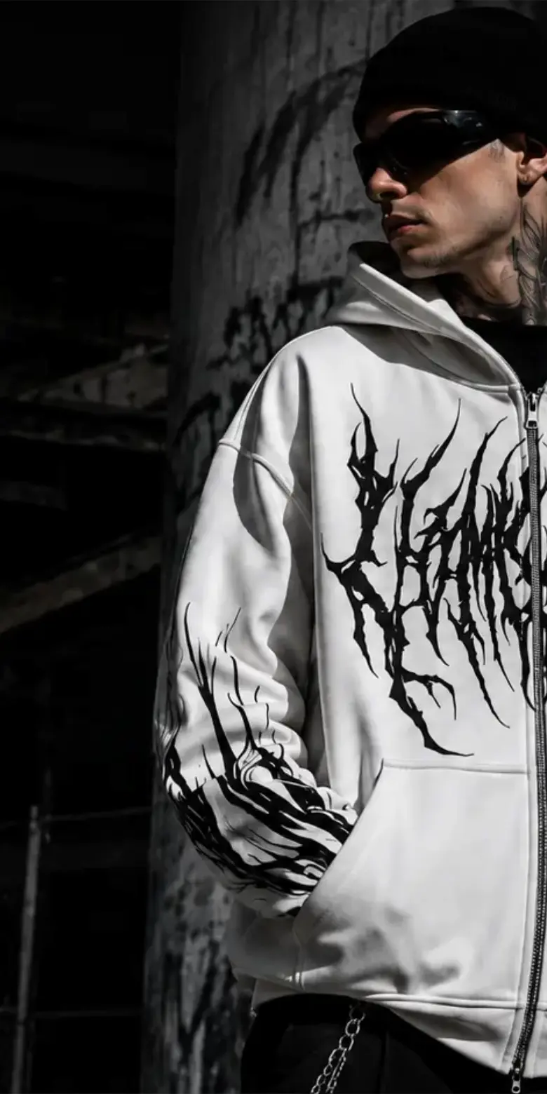 Modelo con hoodie blanco de streetwear urbano YUSTREET