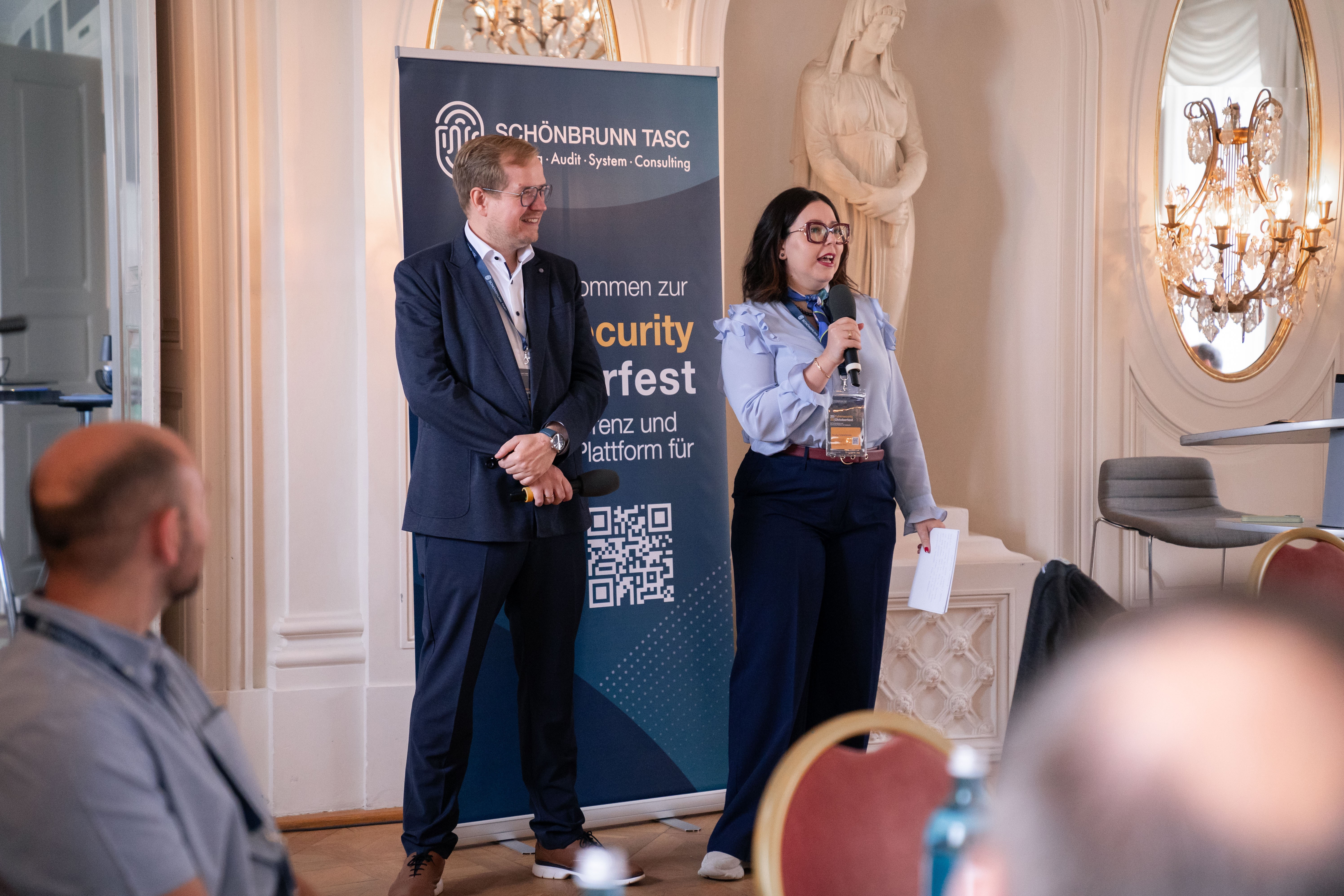 Nouha Schönbrunn & Jan-Sebastian Schönbrunn bei der Begrüßung der Gäste Quelle: Schönbrunn TASC GmbH