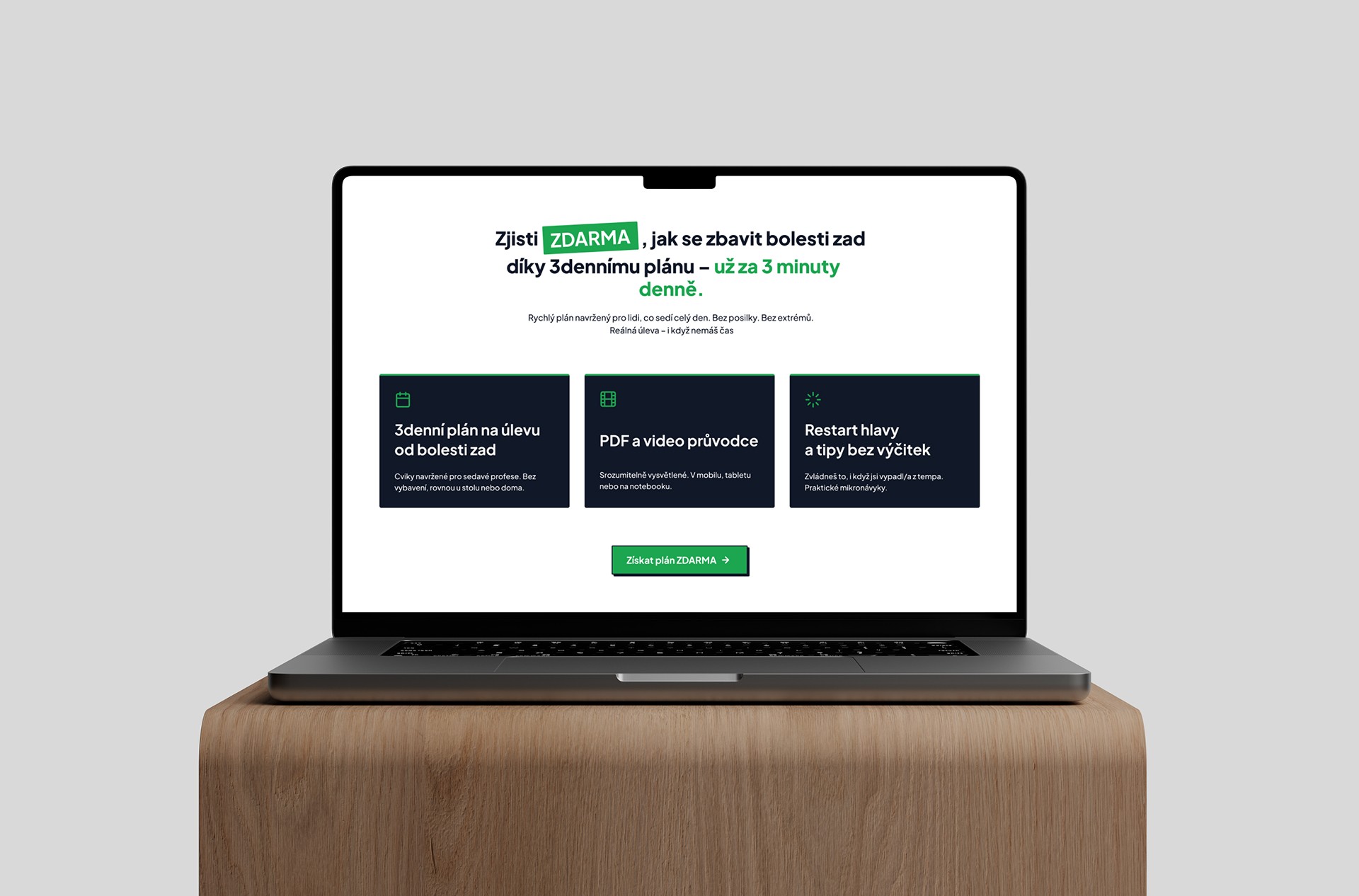 Detail jedné ze sekcí landing page Fitness Novák zobrazený na notebooku jako součást návrhového procesu.