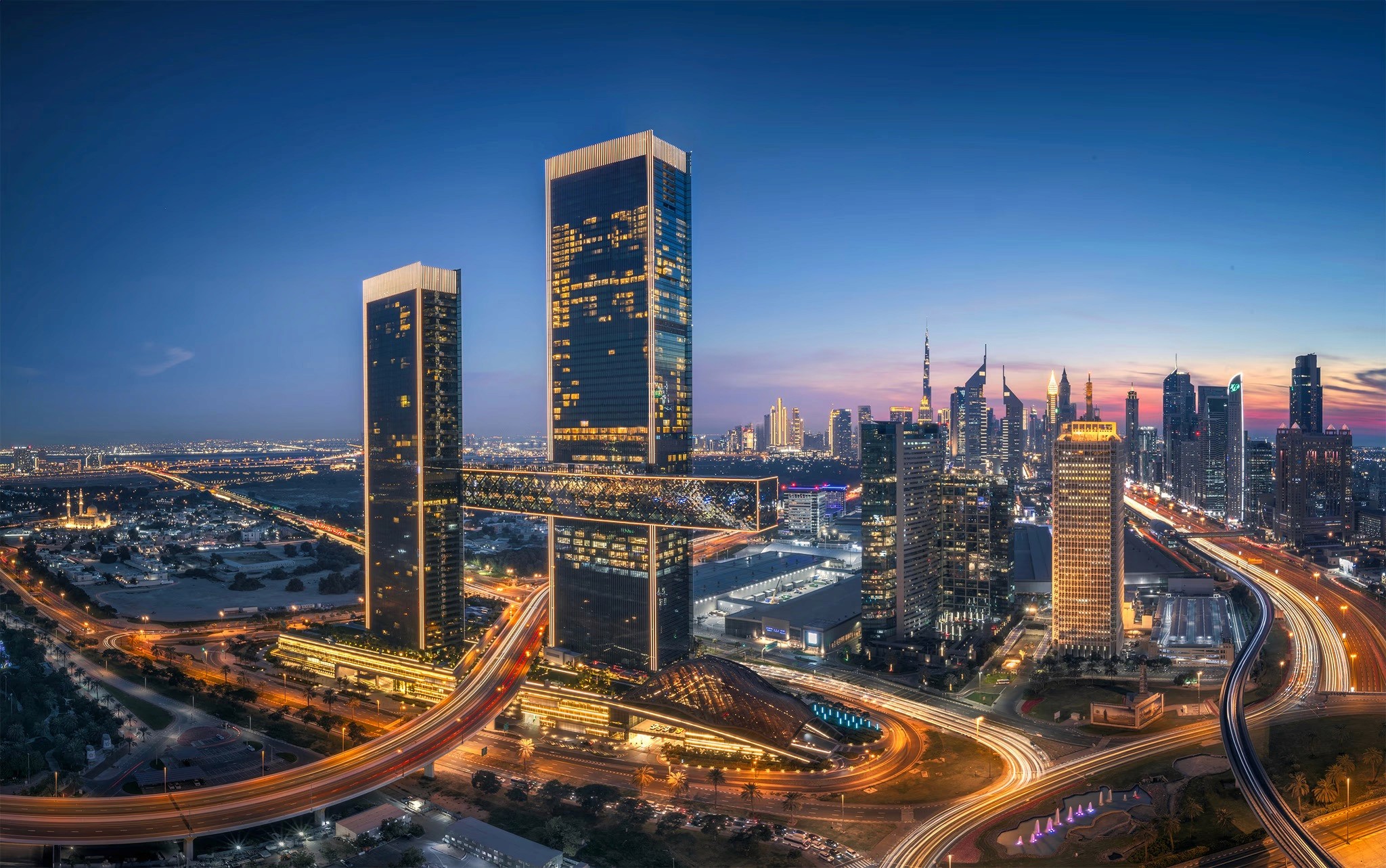 أفق دبي الخلاب عند الغروب بأبراج شاهقة تظهر كظلال مقابل سماء برتقالية وبنفسجية، ضمن المشهد الحضاري لوجهة ون زعبيل.